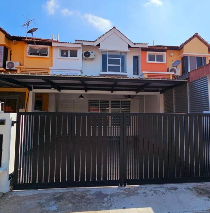 Four-Bedroom House photo 3