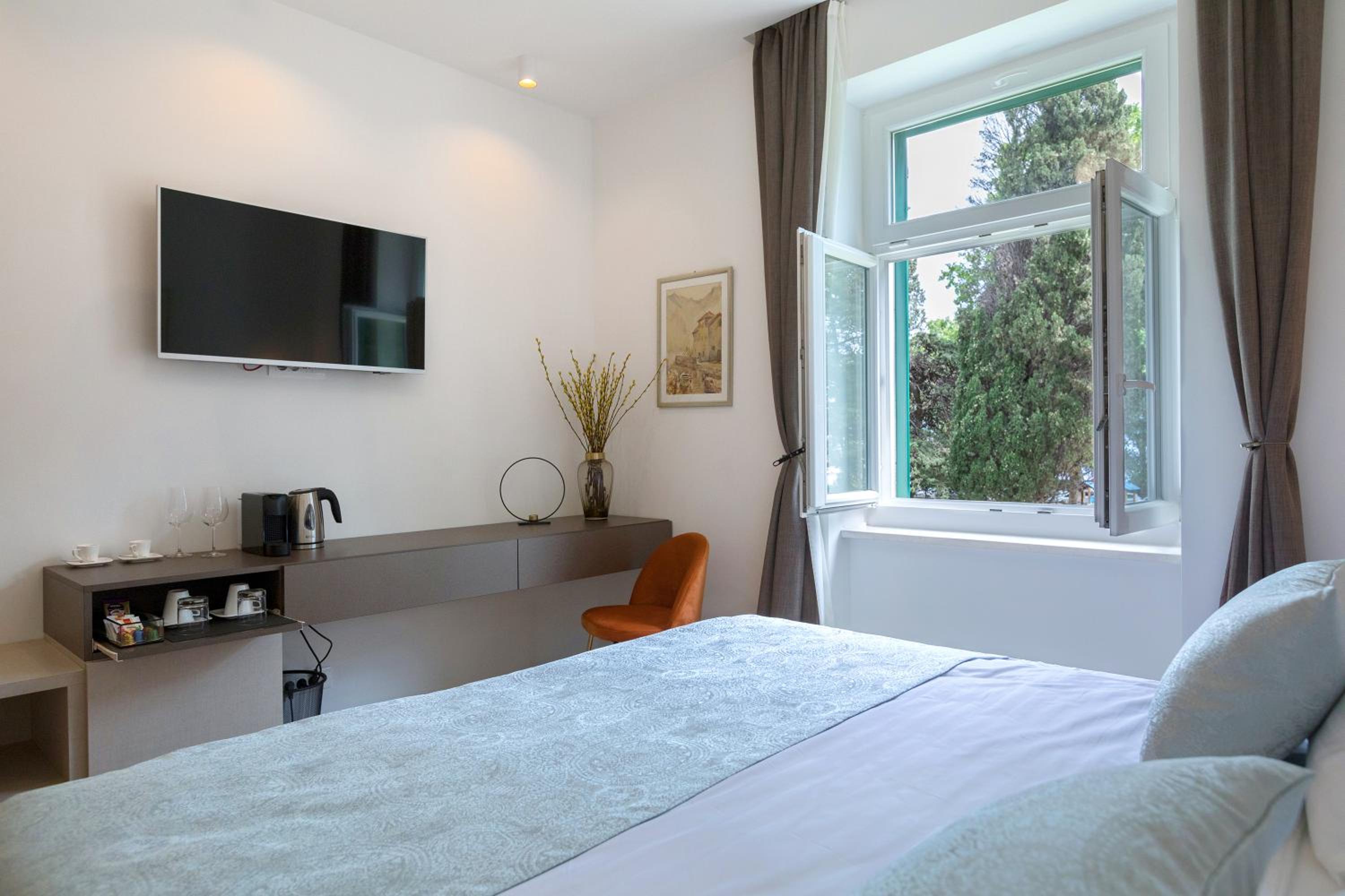 Deluxe Double or Twin Room with Sea View - Photo 12