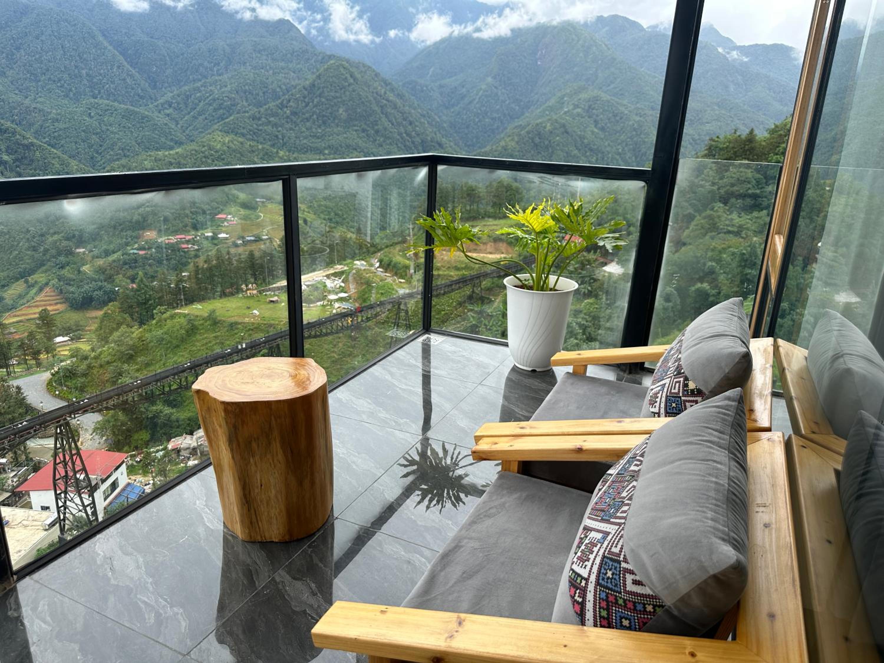 Family Room with Mountain View photo 2