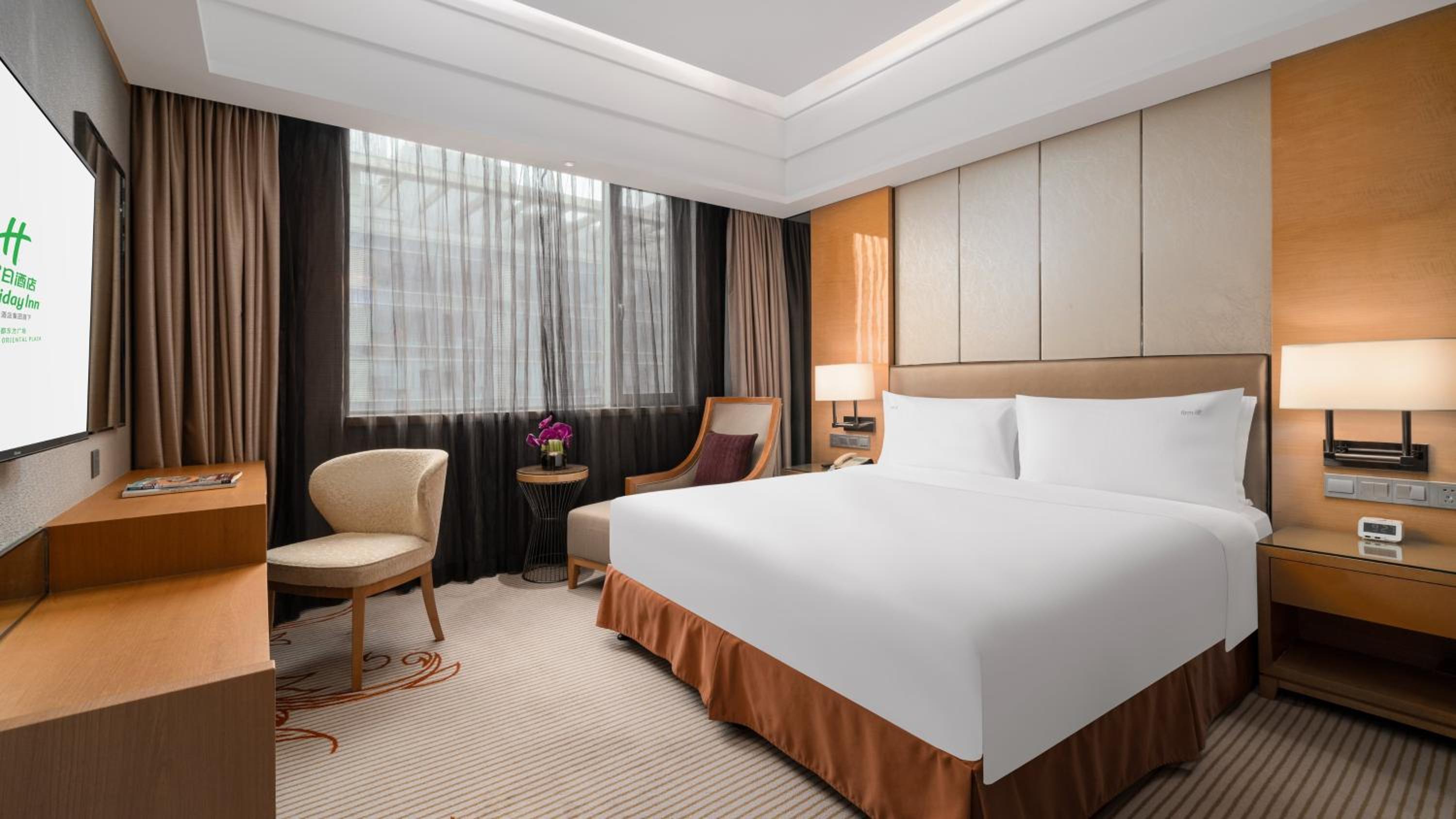 One Bed King Suite with Lounge Access High Floor - Photo 3