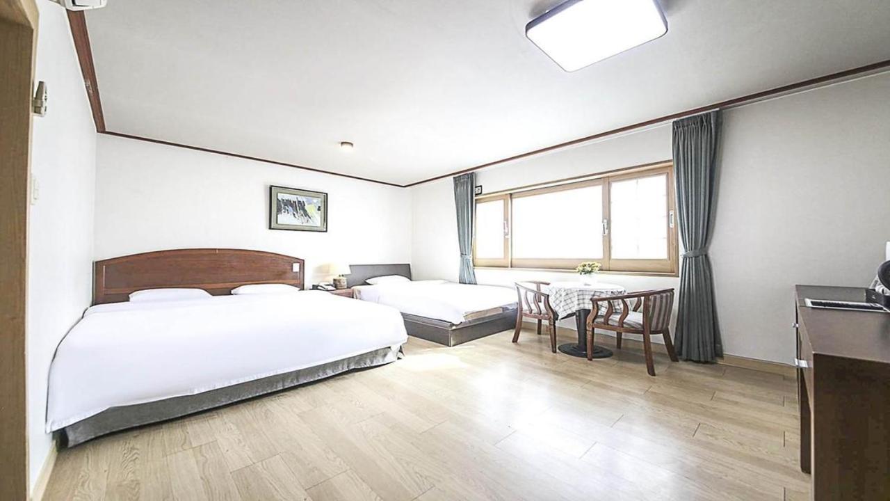 Double Room with Mountain View - Photo 3