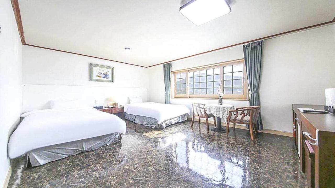 Double Room with Mountain View - Photo 2