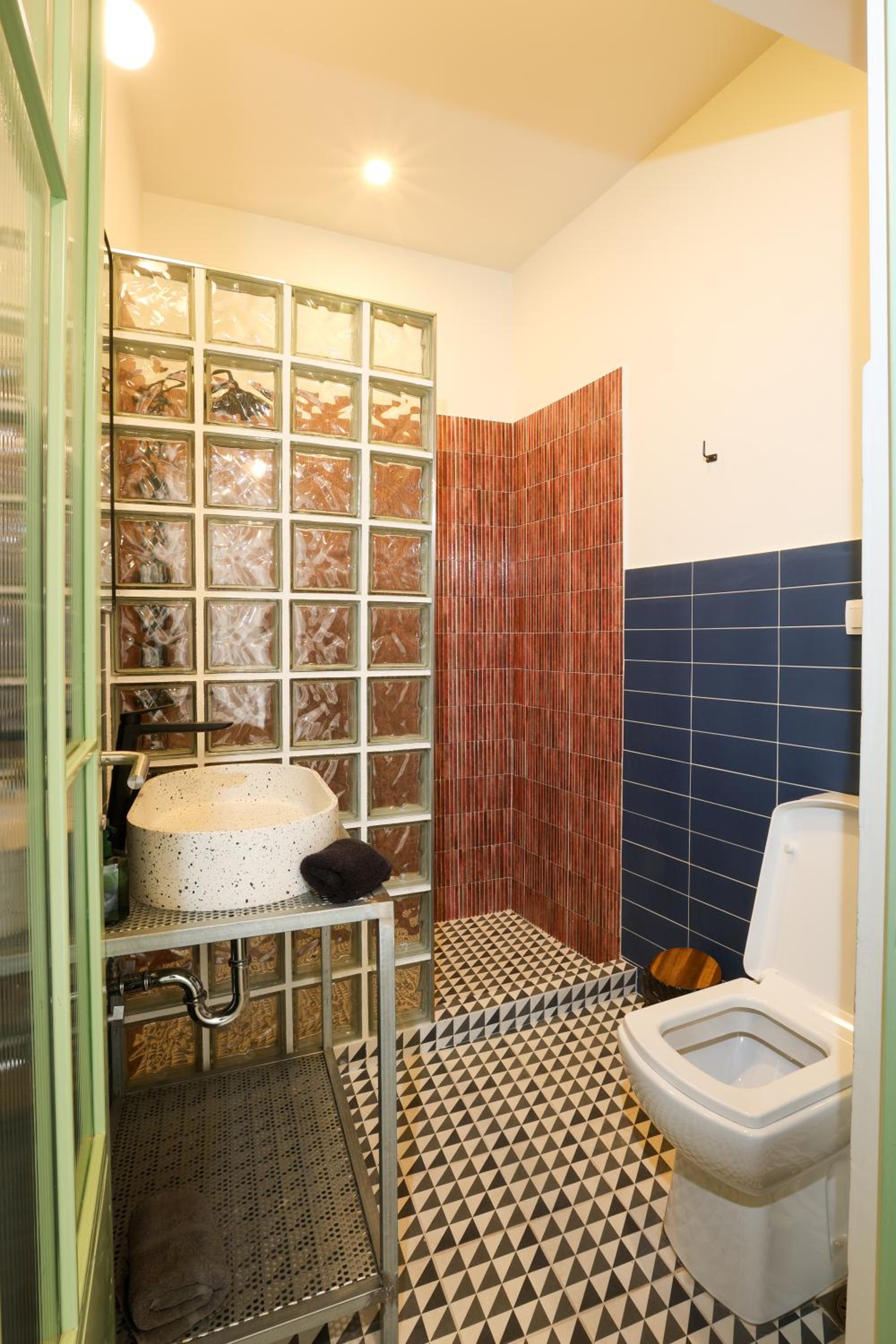 Urban Suite with Balcony photo 2