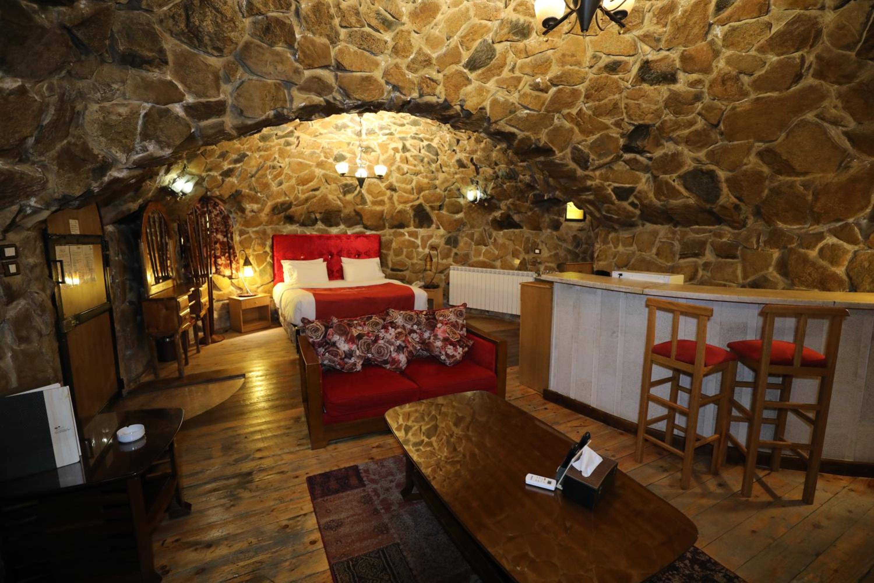 Deluxe Cave photo 3