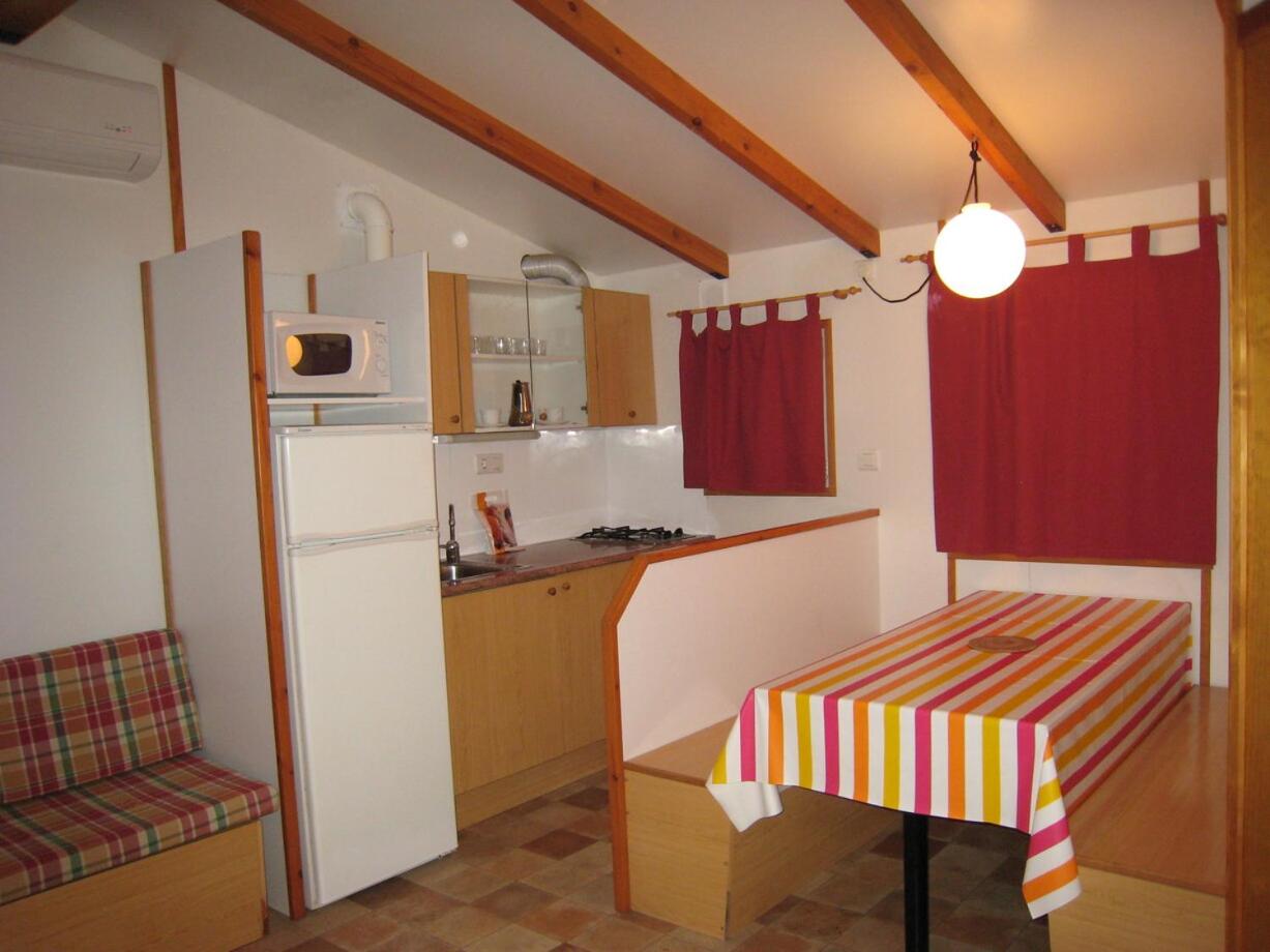 Two-Bedroom Bungalow - Photo 2