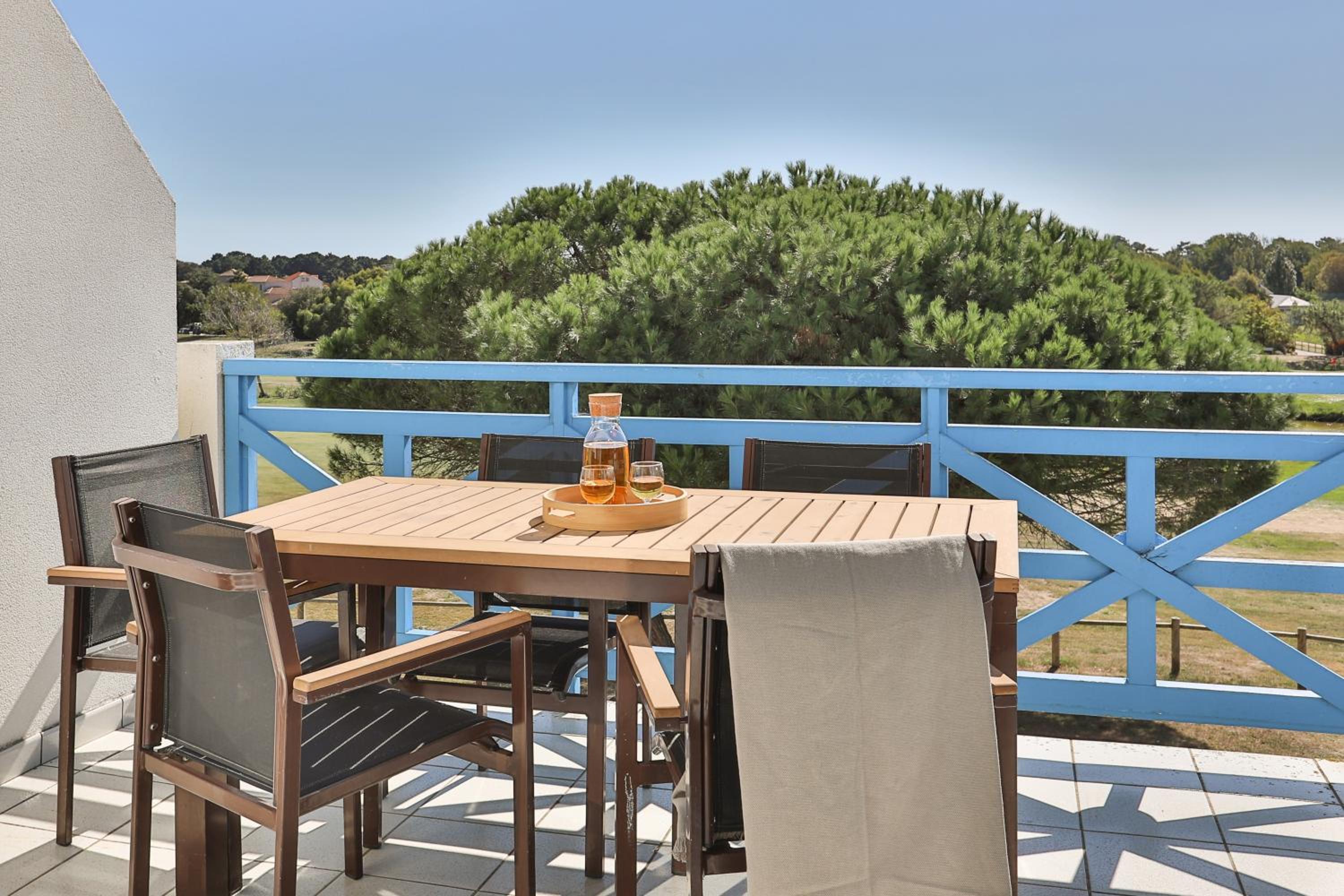 One-Bedroom Apartment with sleeping Alcove and Terrace or Balcony (6 People) - Village du Golf photo 3