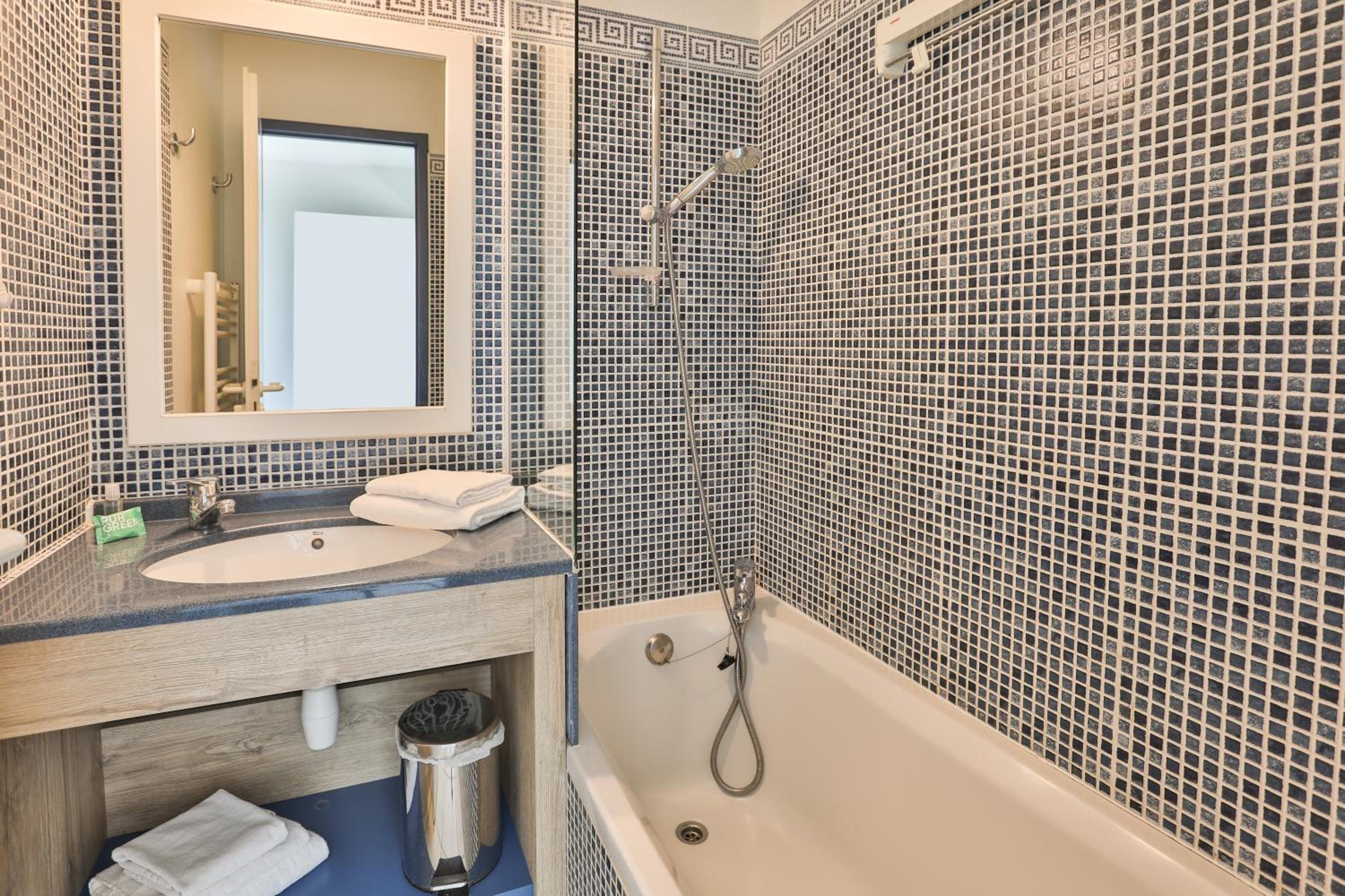 One-Bedroom Apartment with sleeping Alcove and Terrace or Balcony (6 People) - Village du Golf photo 2