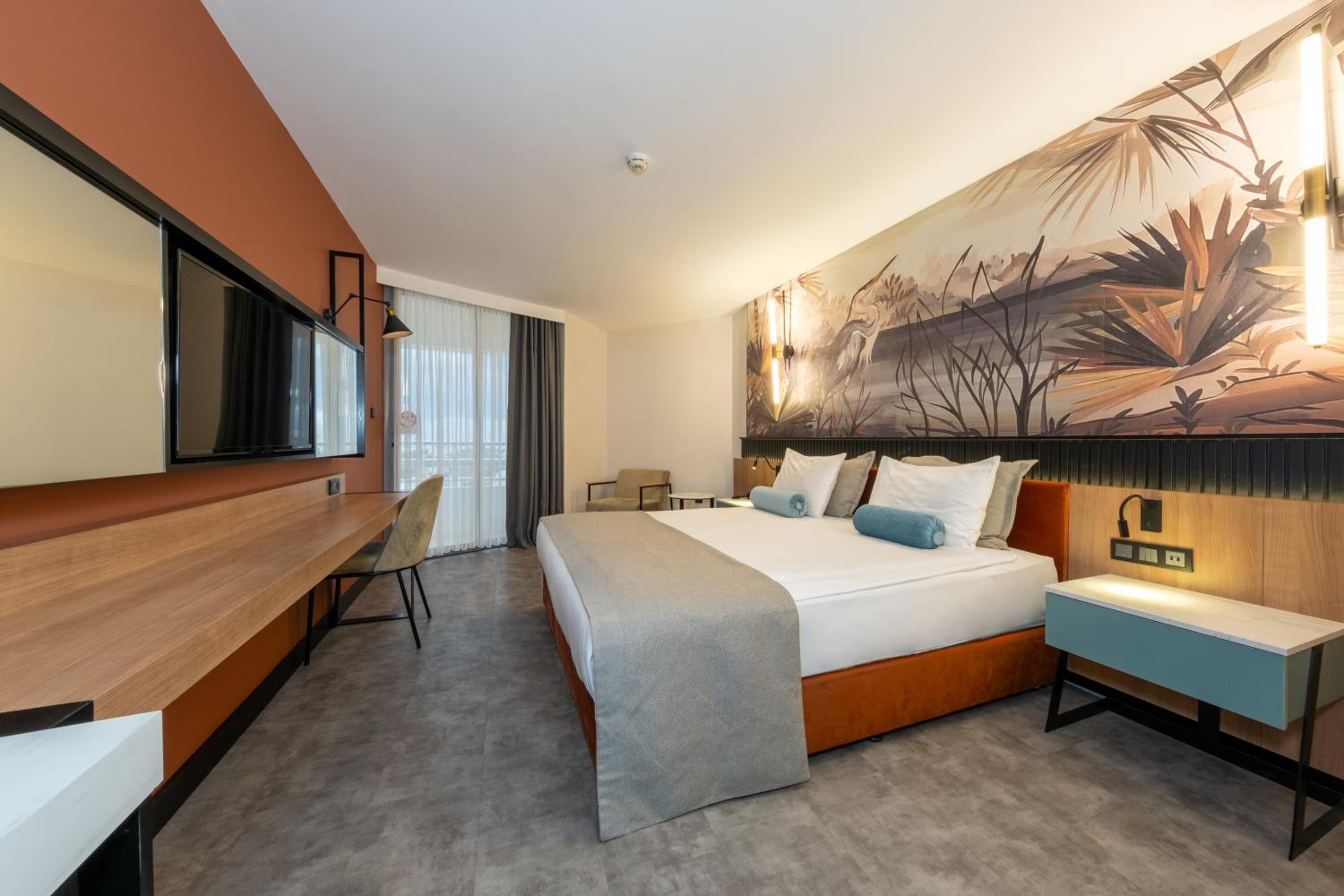 Deluxe King Room - Non-Smoking - Photo 1