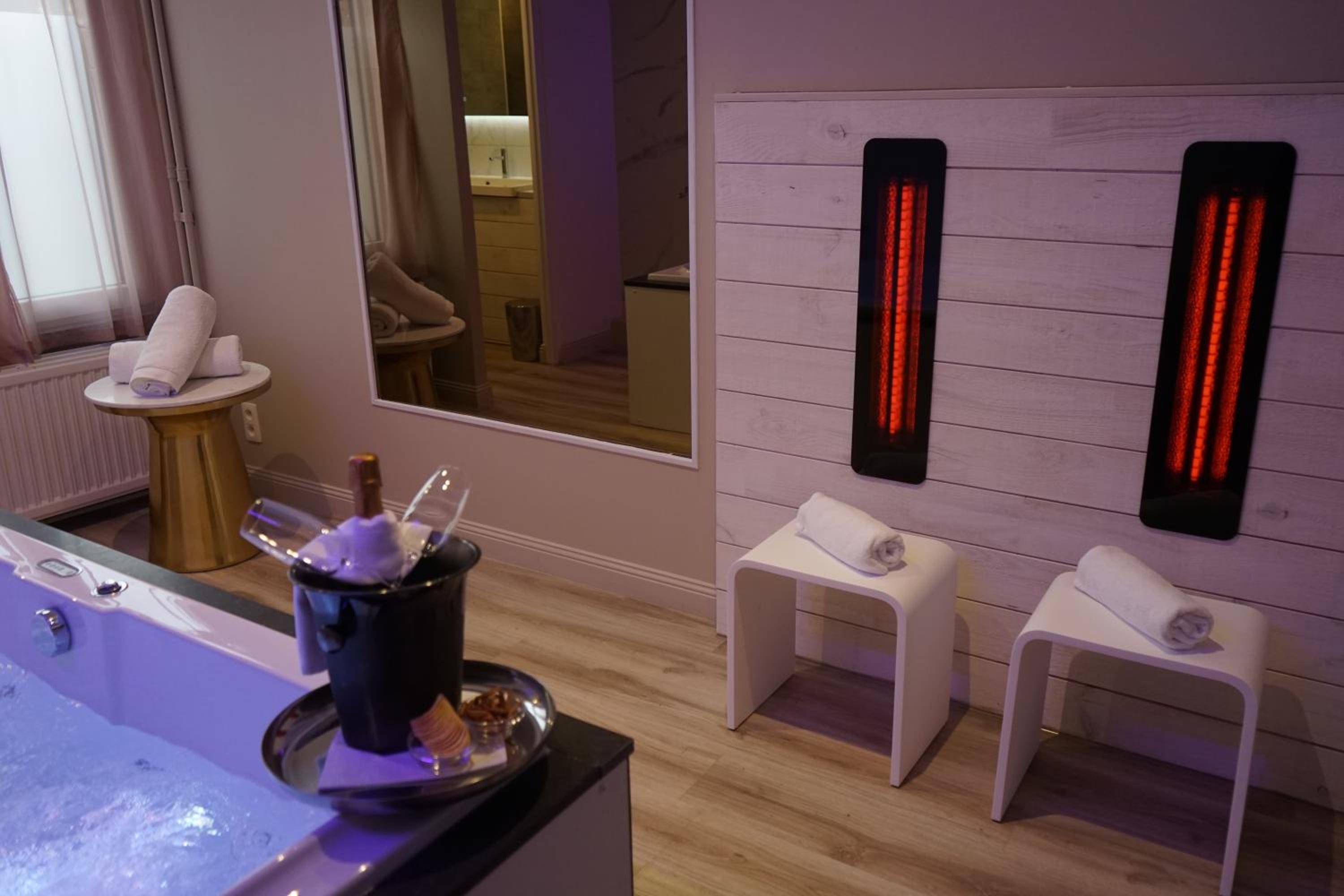 Queen Suite with Spa Bath