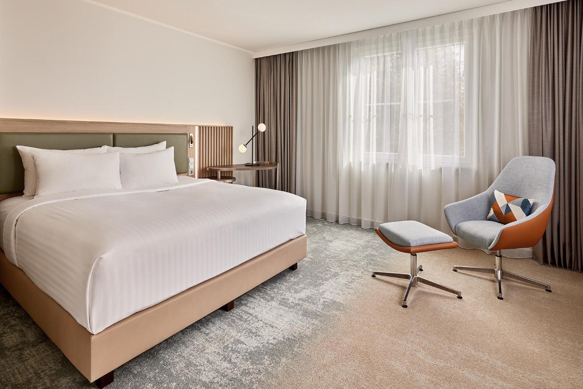 Corner King Room with Inland View