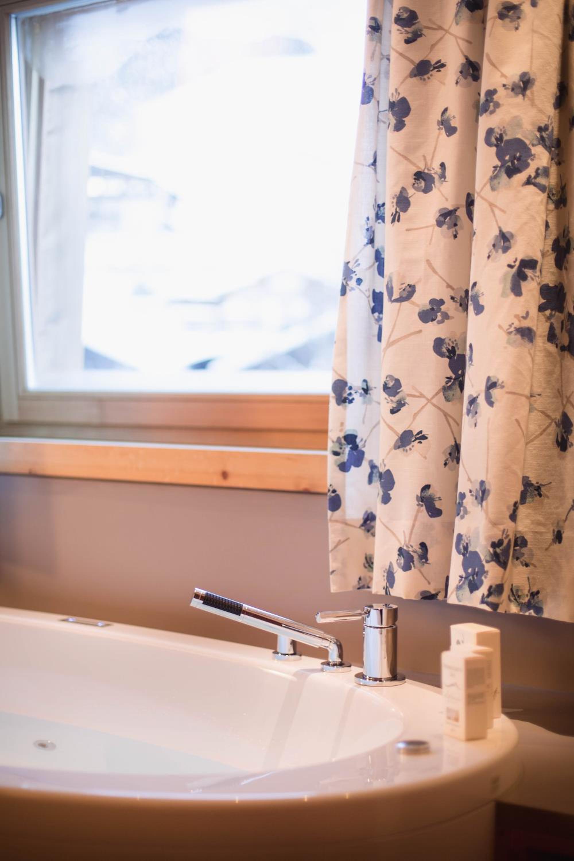 Suite with Hot Tub - Photo 7
