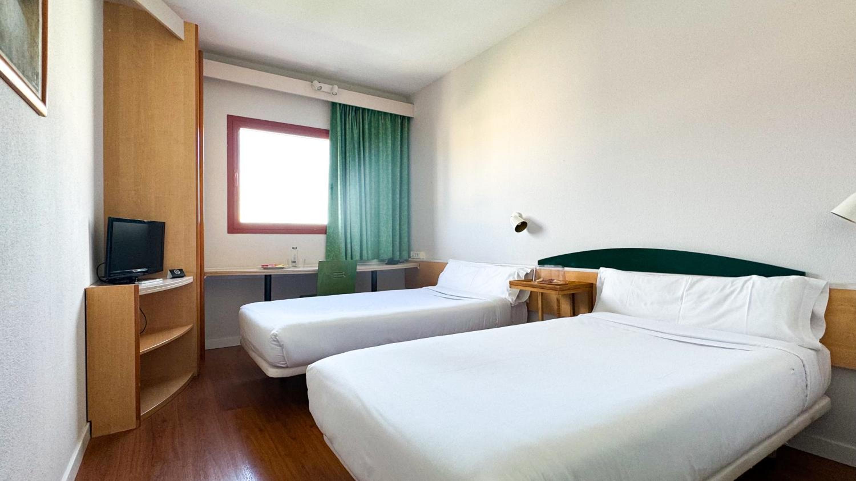 Double or Twin Room - Photo 8