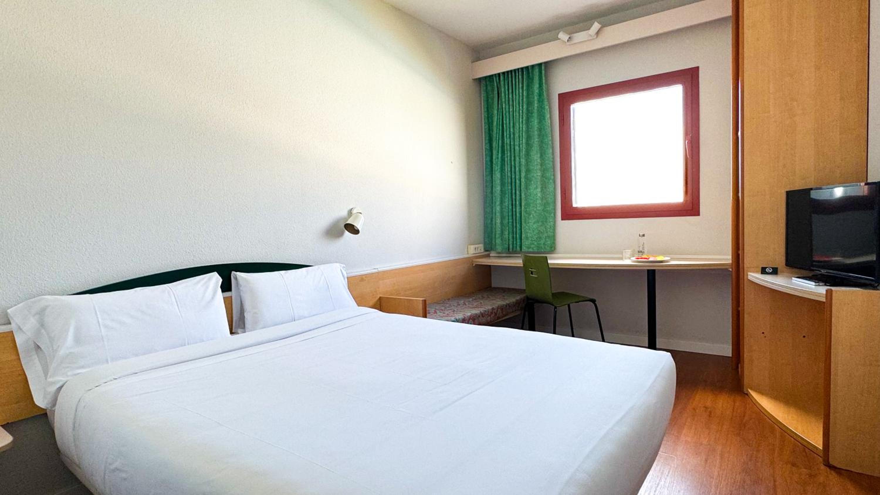 Double or Twin Room - Photo 6