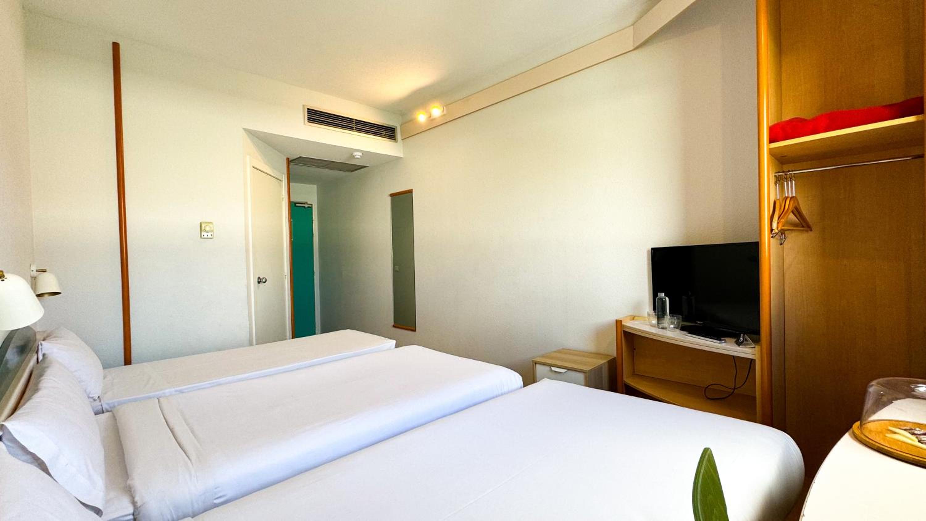 Triple Room (2 Adults + 1 Child) - Photo 1