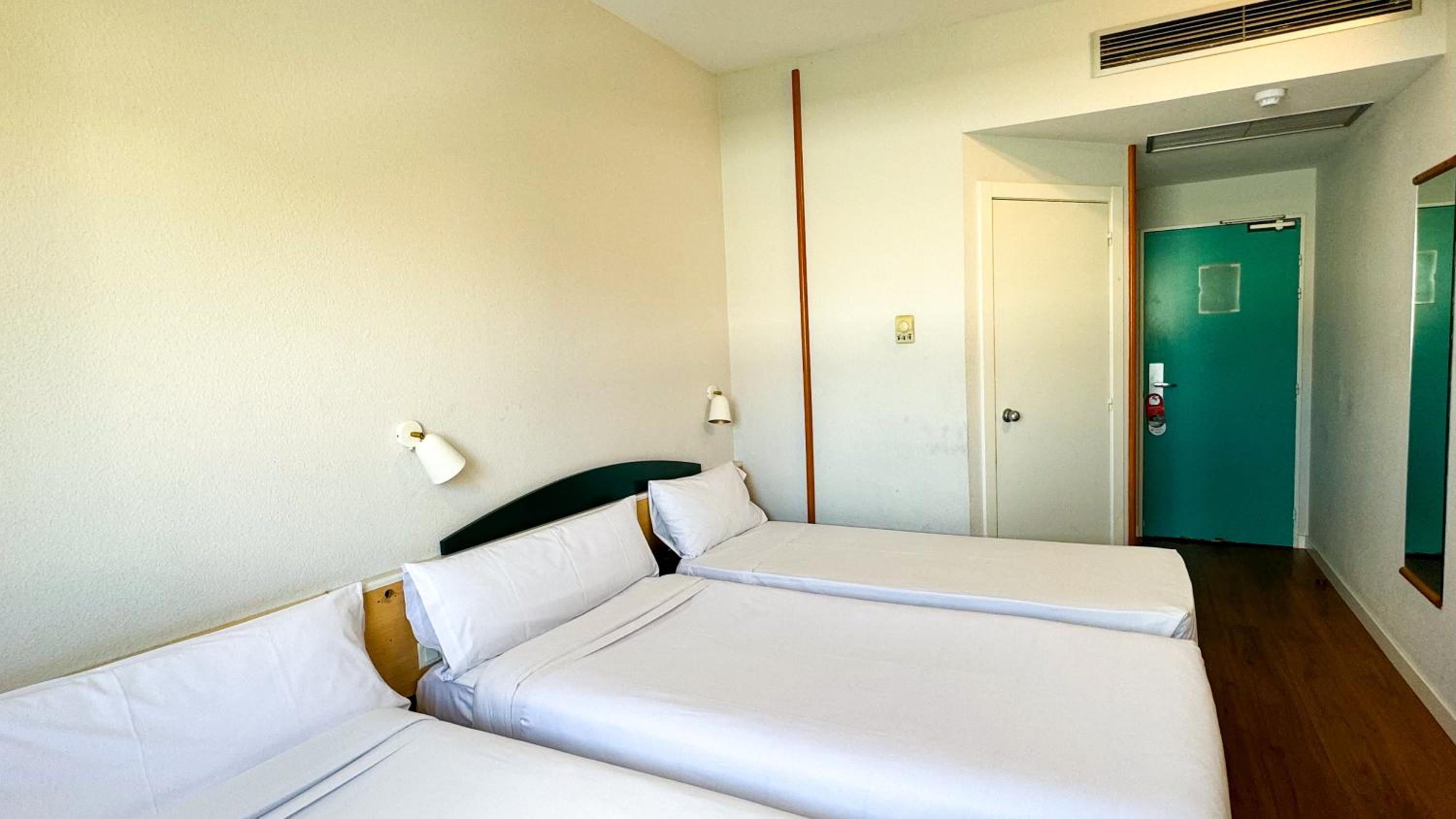 Triple Room (2 Adults + 1 Child) - Photo 5