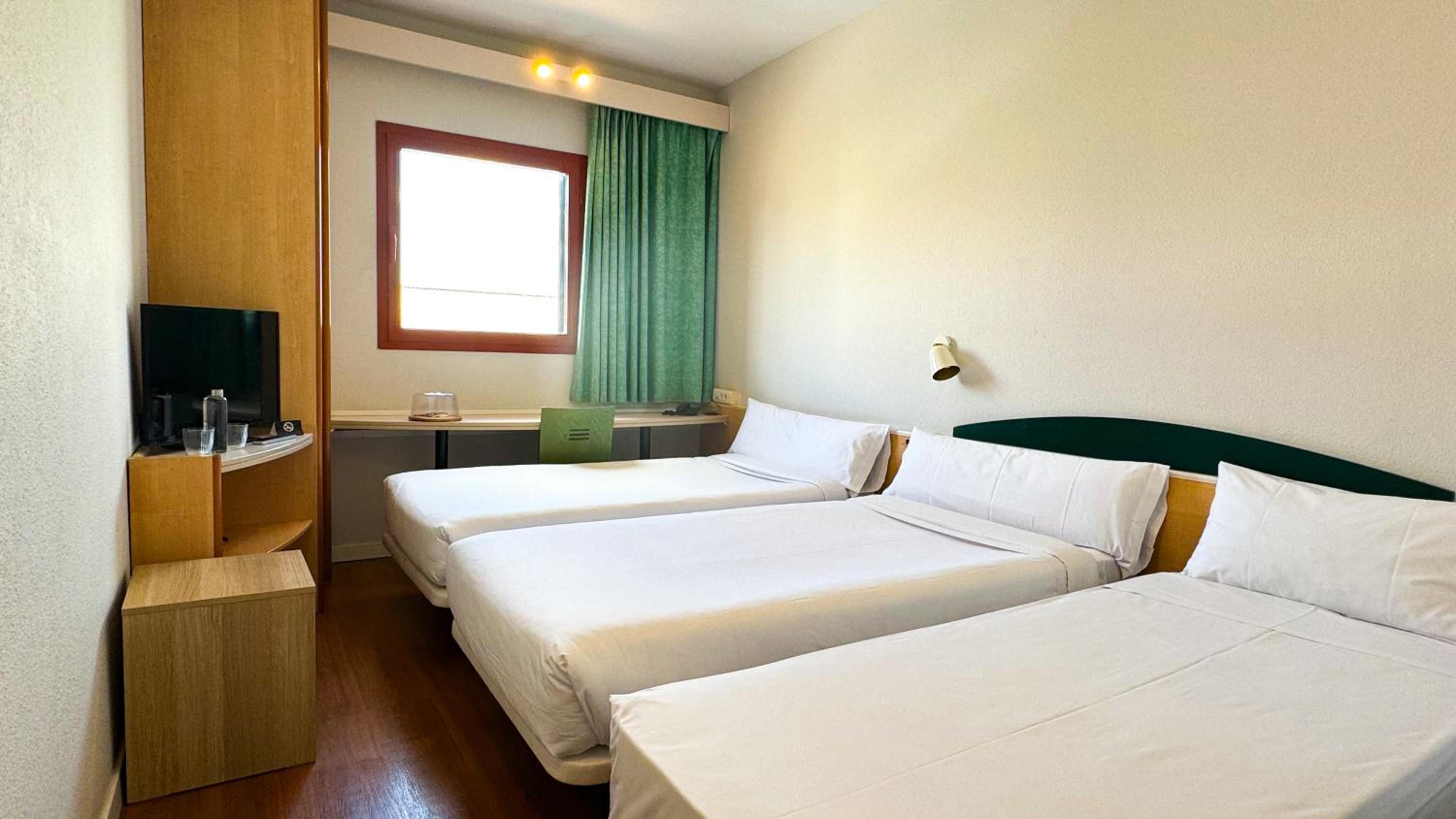 Triple Room (2 Adults + 1 Child) - Photo 3