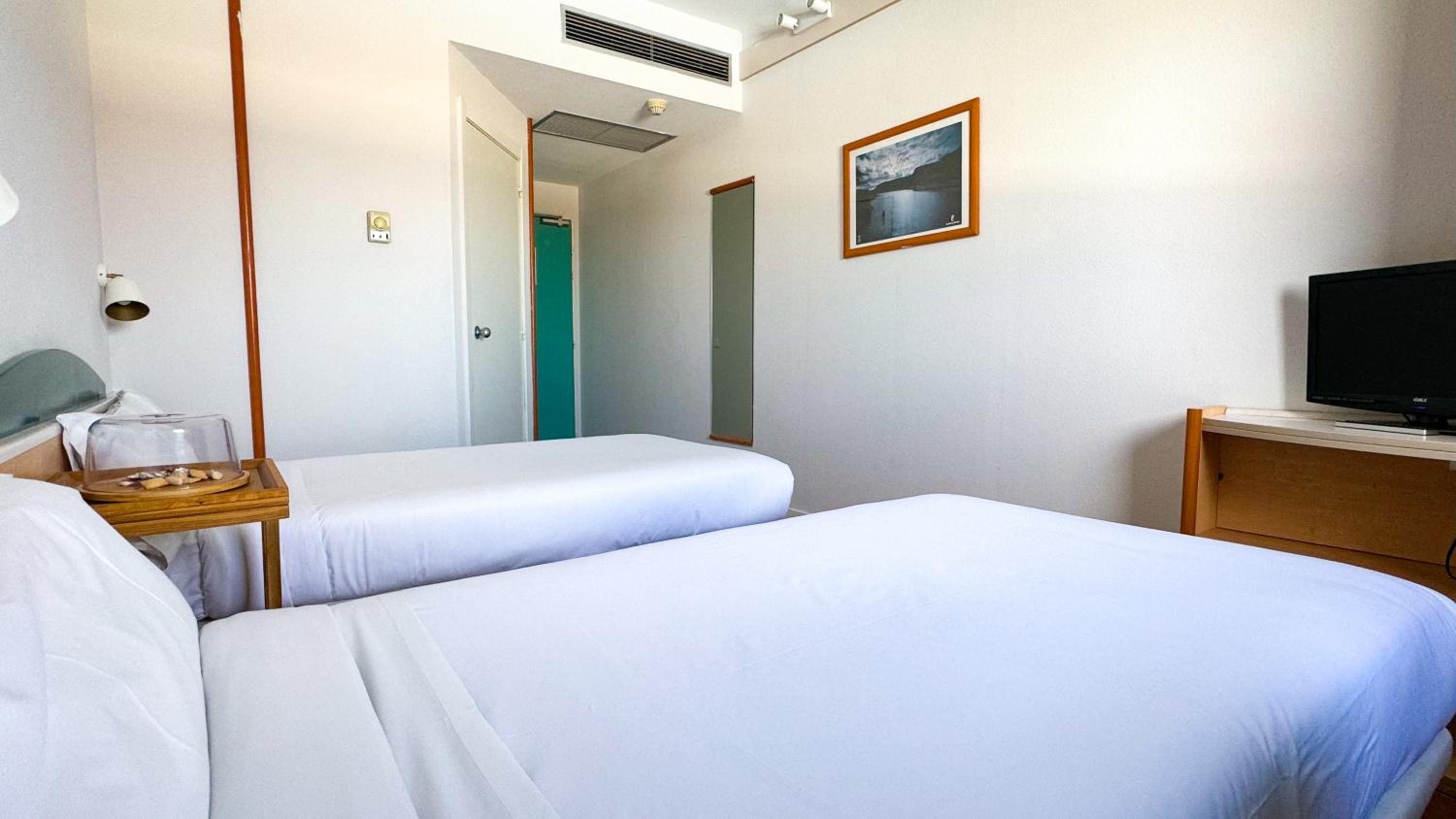 Double or Twin Room - Photo 9