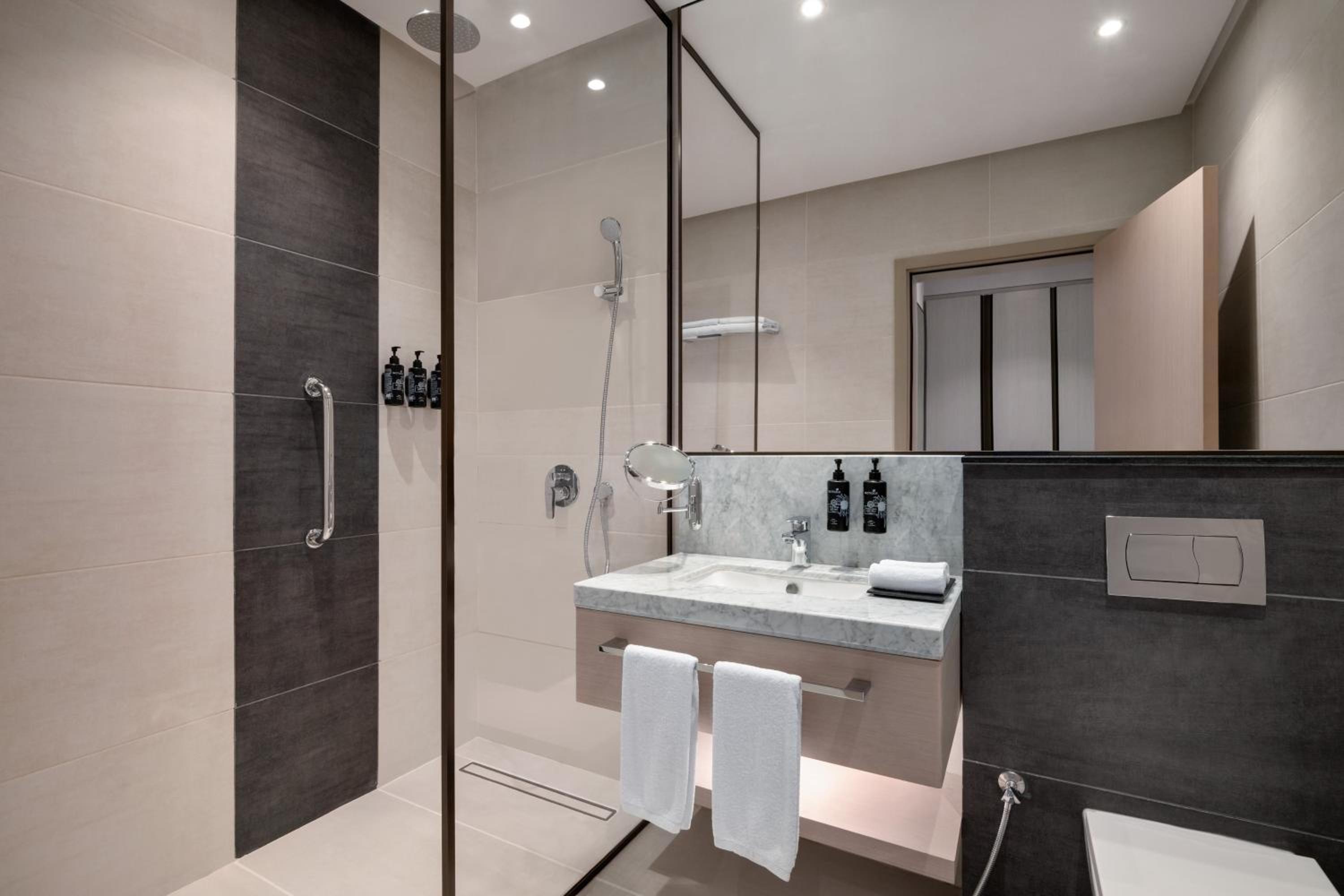 Standard Junior Suite - Photo 12
