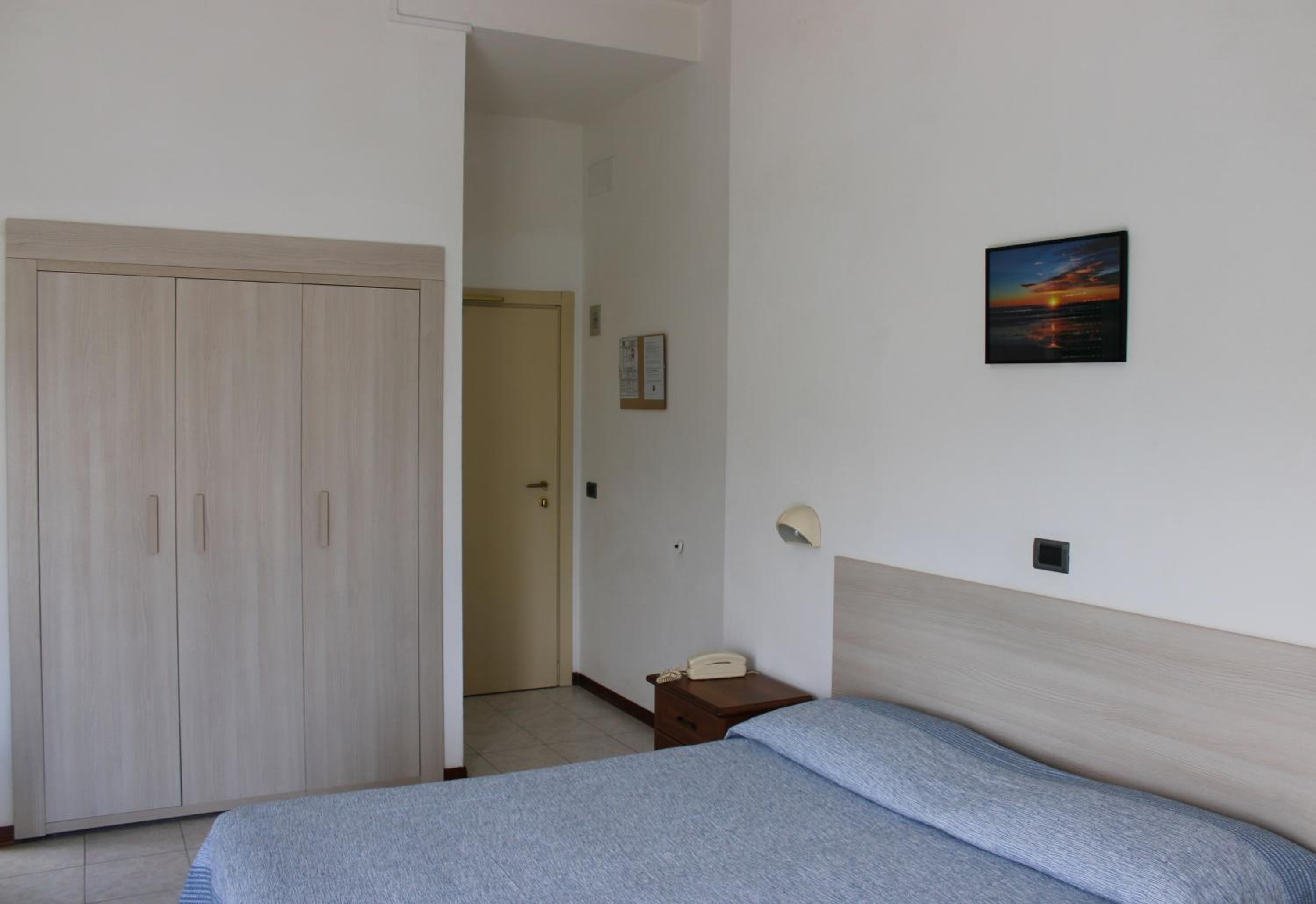 Standard Double Room photo 3
