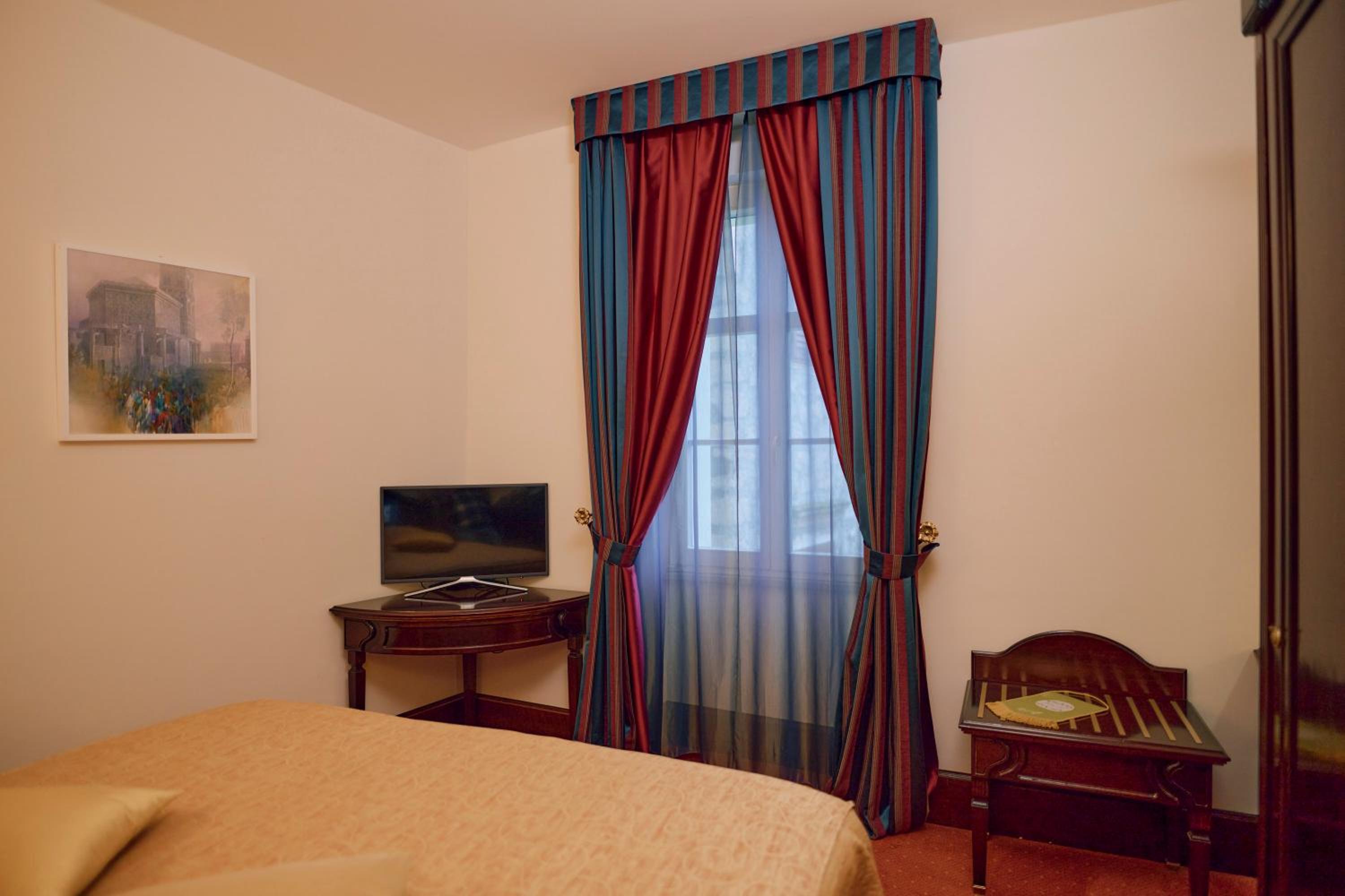 Standard Double or Twin Room - Photo 4