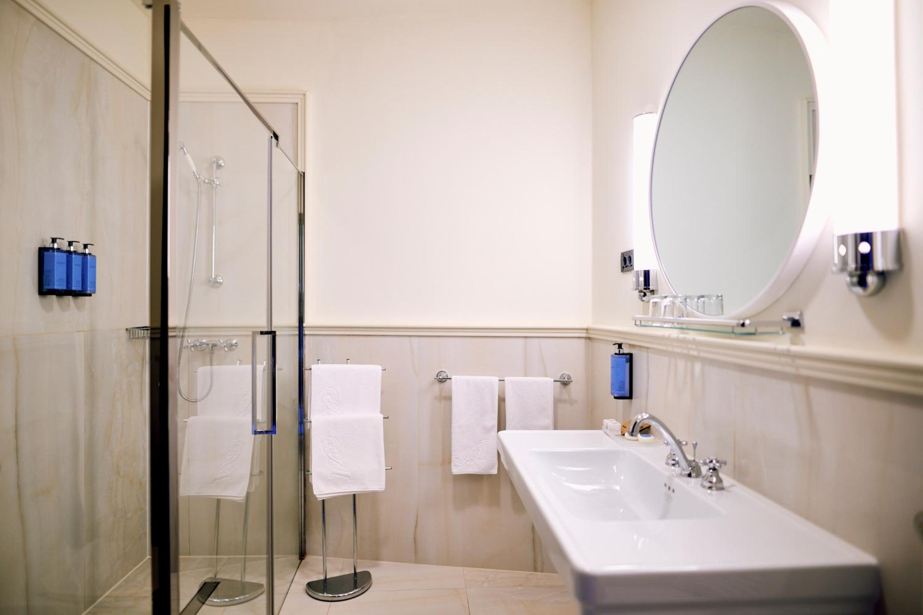 Standard Double or Twin Room - Photo 16