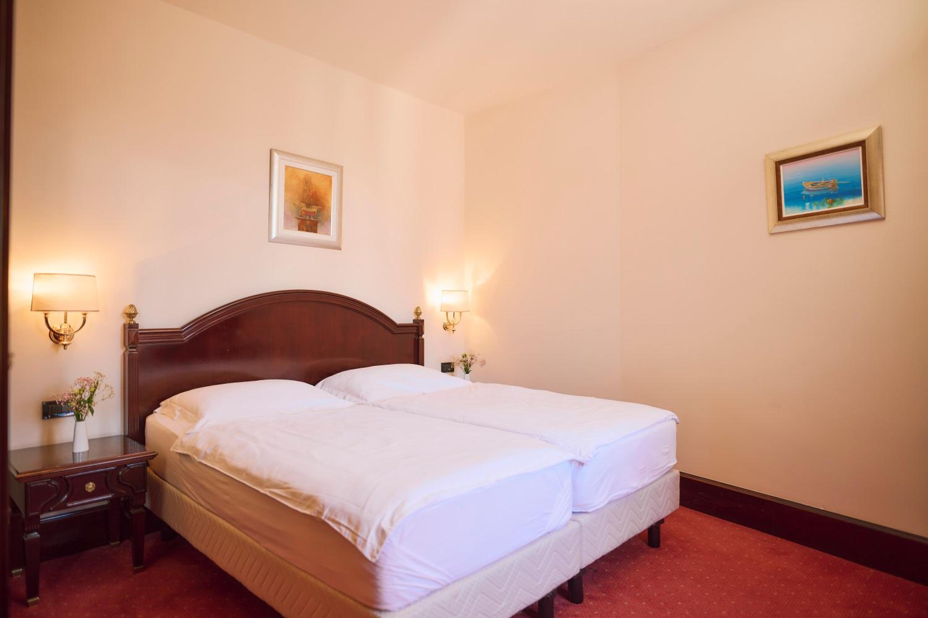 Standard Double or Twin Room - Photo 5