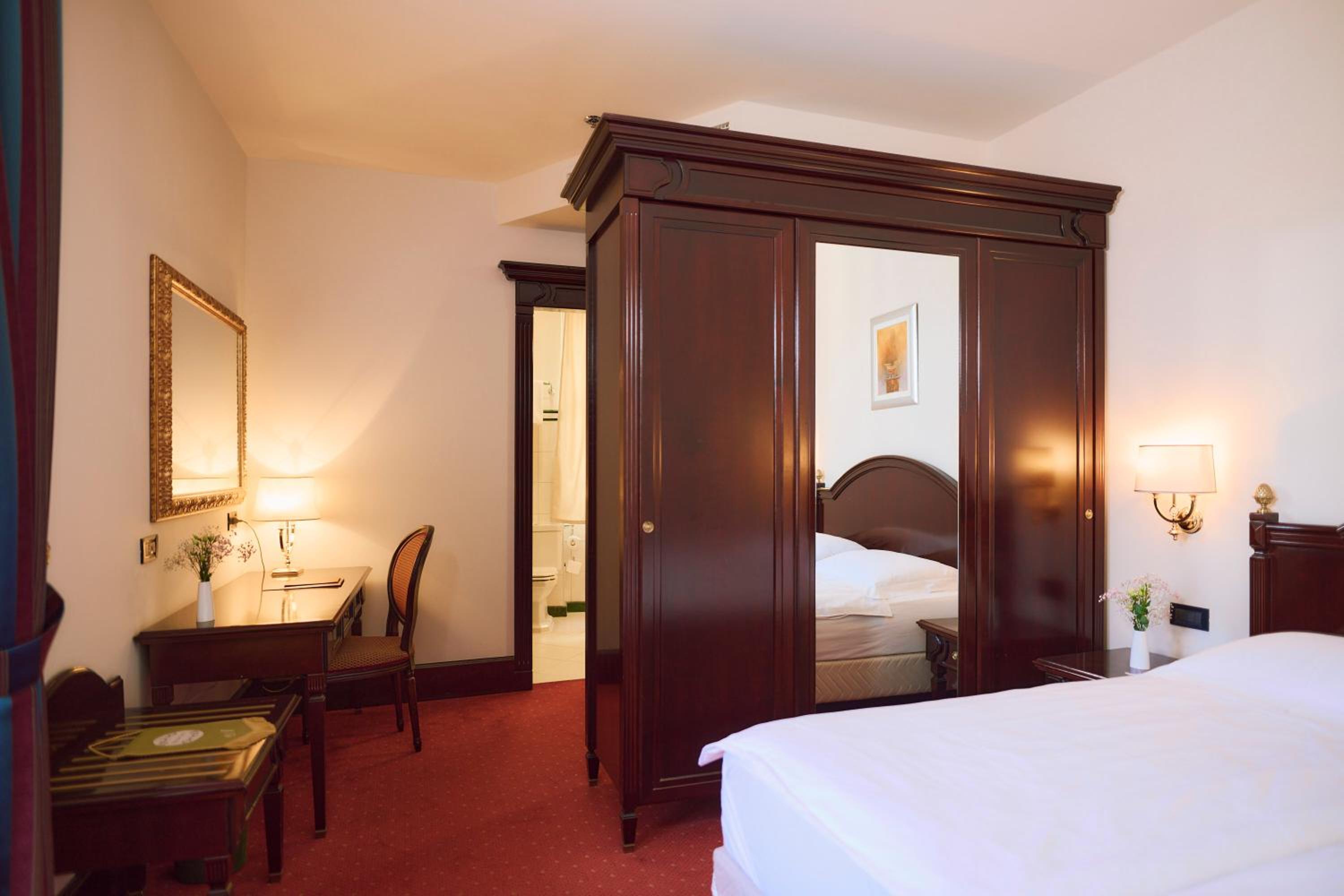 Standard Double or Twin Room - Photo 6