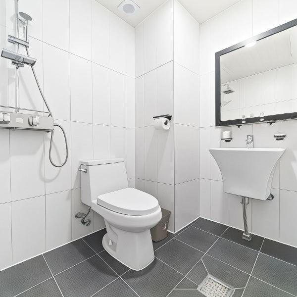 Two-Bedroom Suite - Photo 5