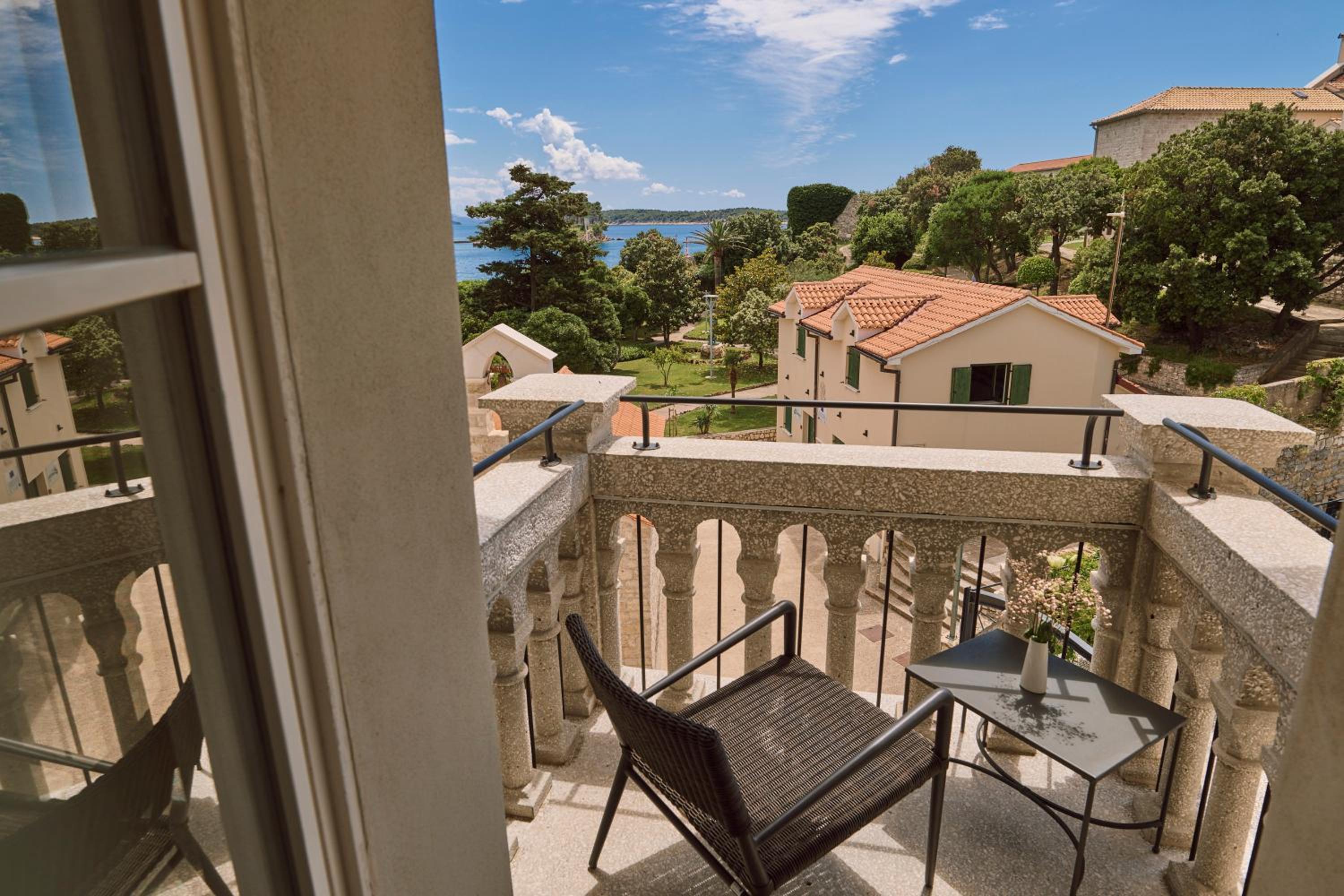  Deluxe Double Room with Sea View and Balcony - Photo 10