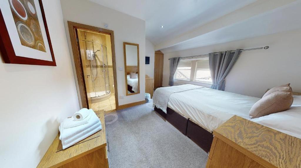 Double Room with Private Bathroom - Photo 2