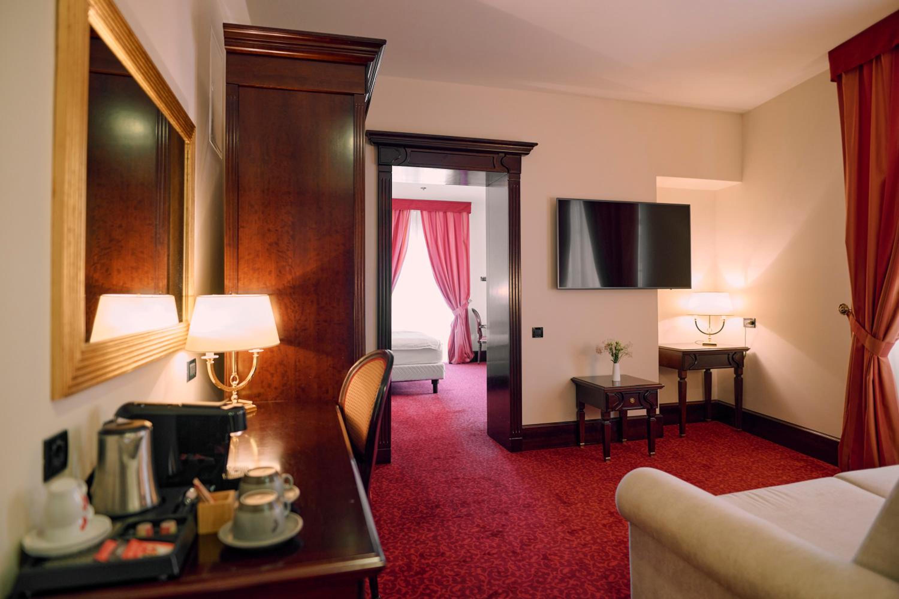 Deluxe Suite with Balcony - Photo 9