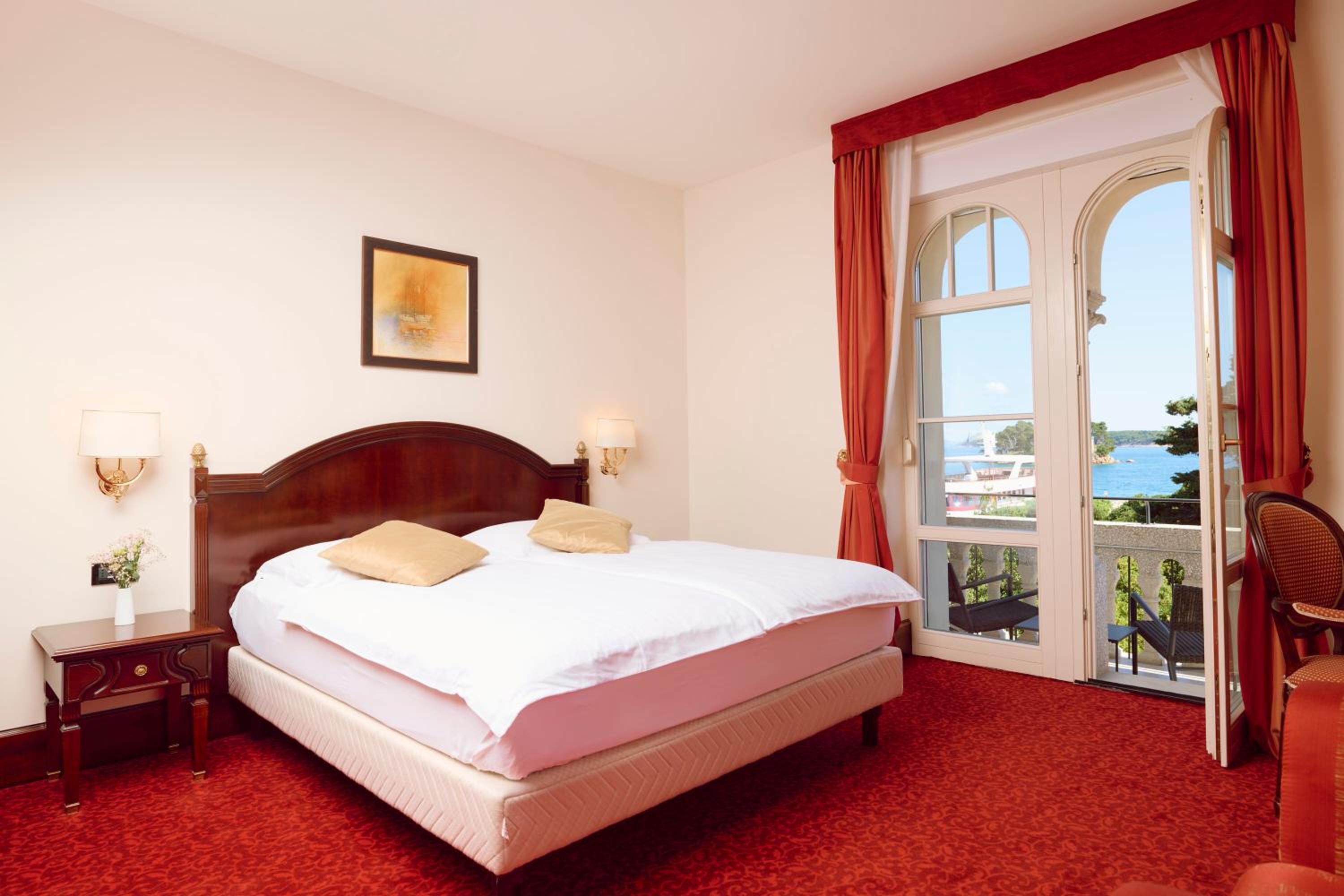 Deluxe Suite with Balcony - Photo 5