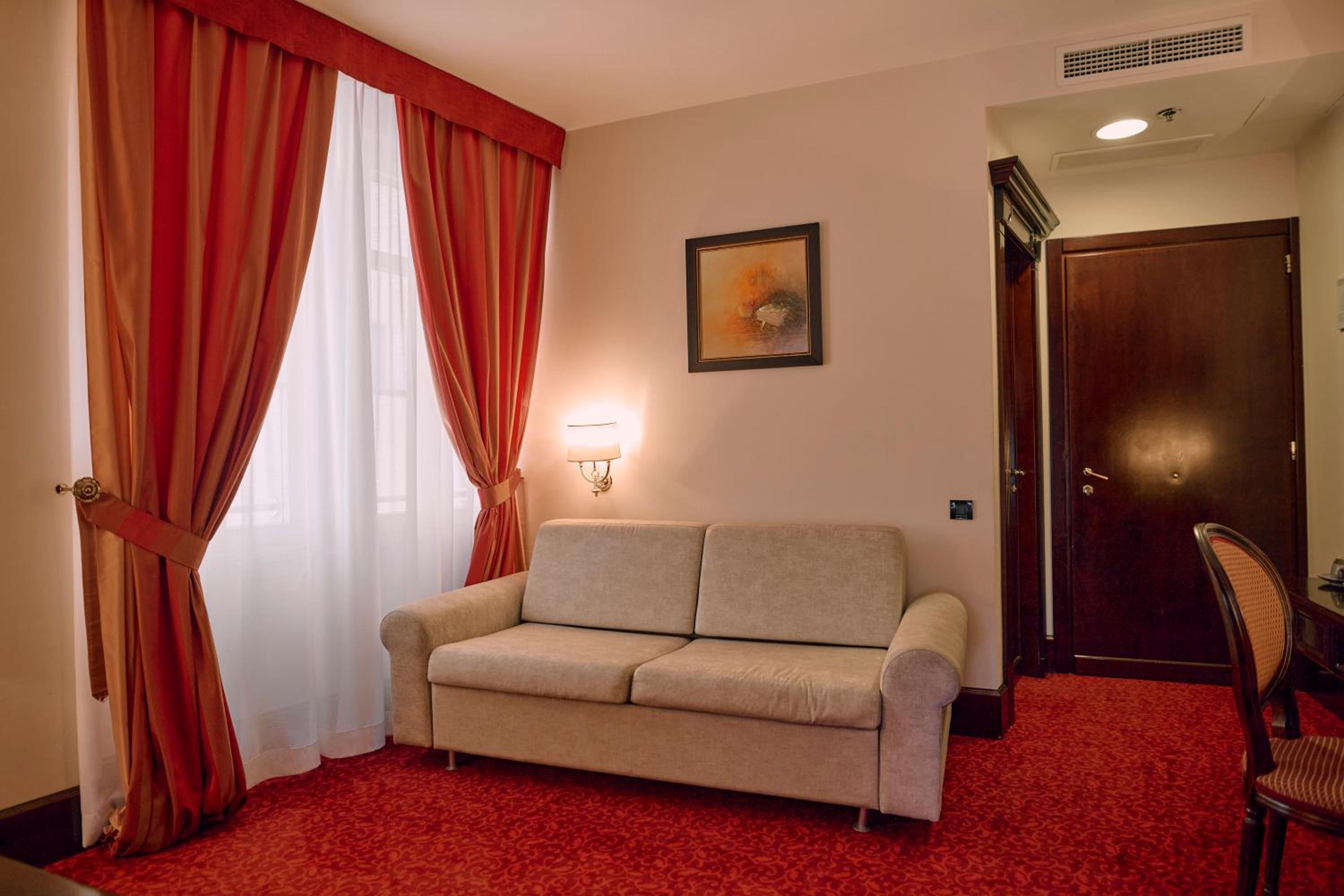 Deluxe Suite with Balcony - Photo 10