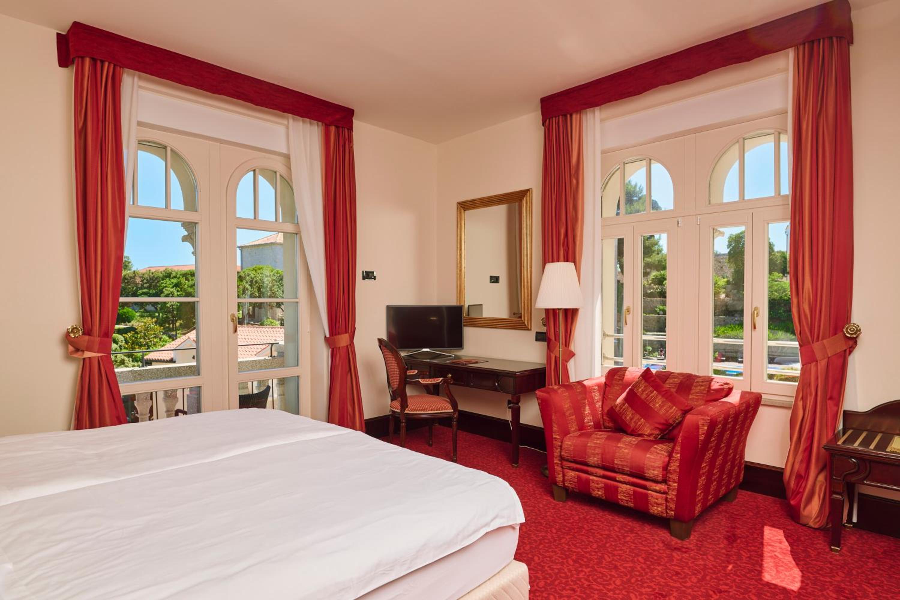Deluxe Suite with Balcony - Photo 7