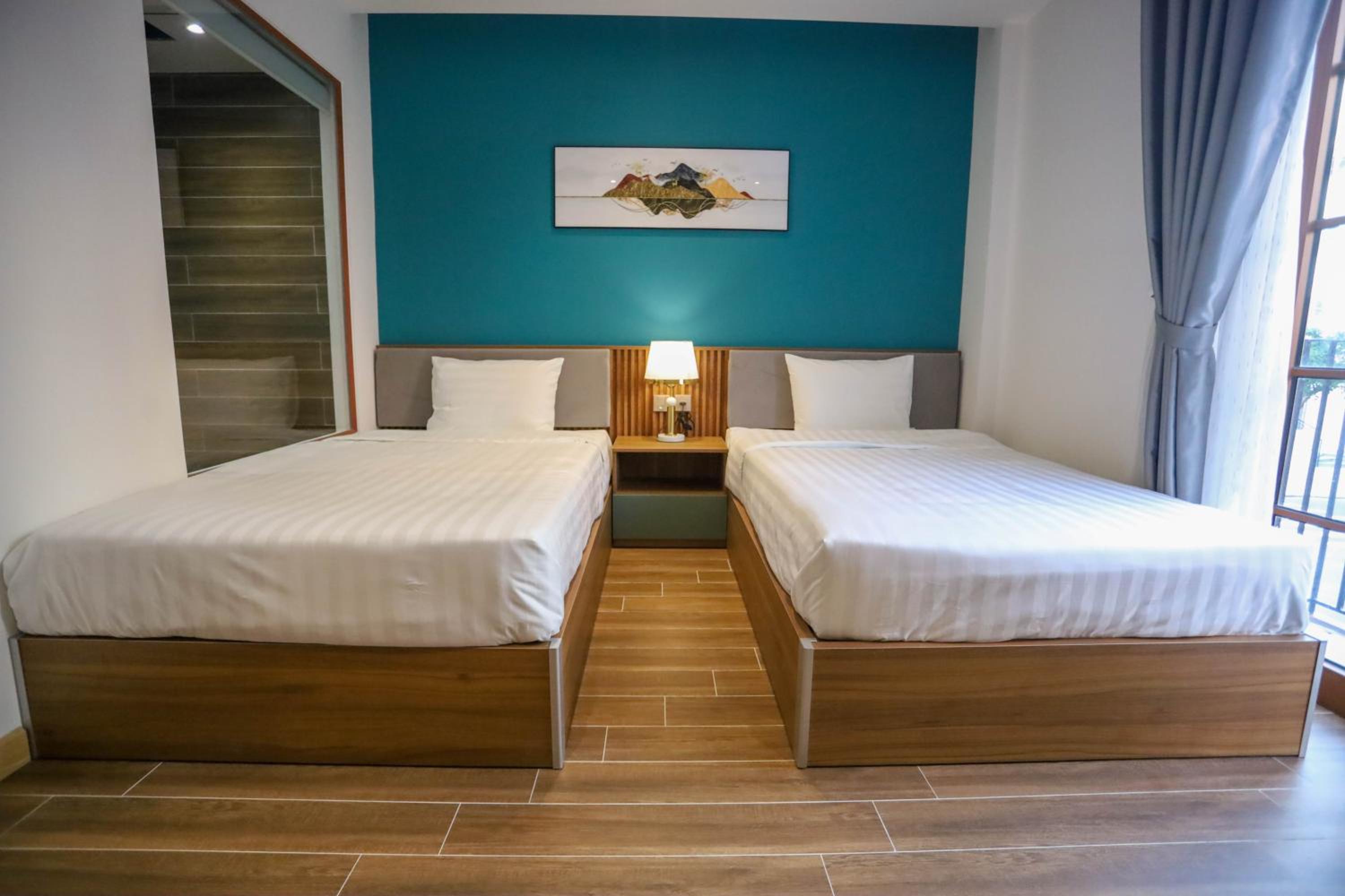 Superior Twin Room with Balcony and City View photo 2