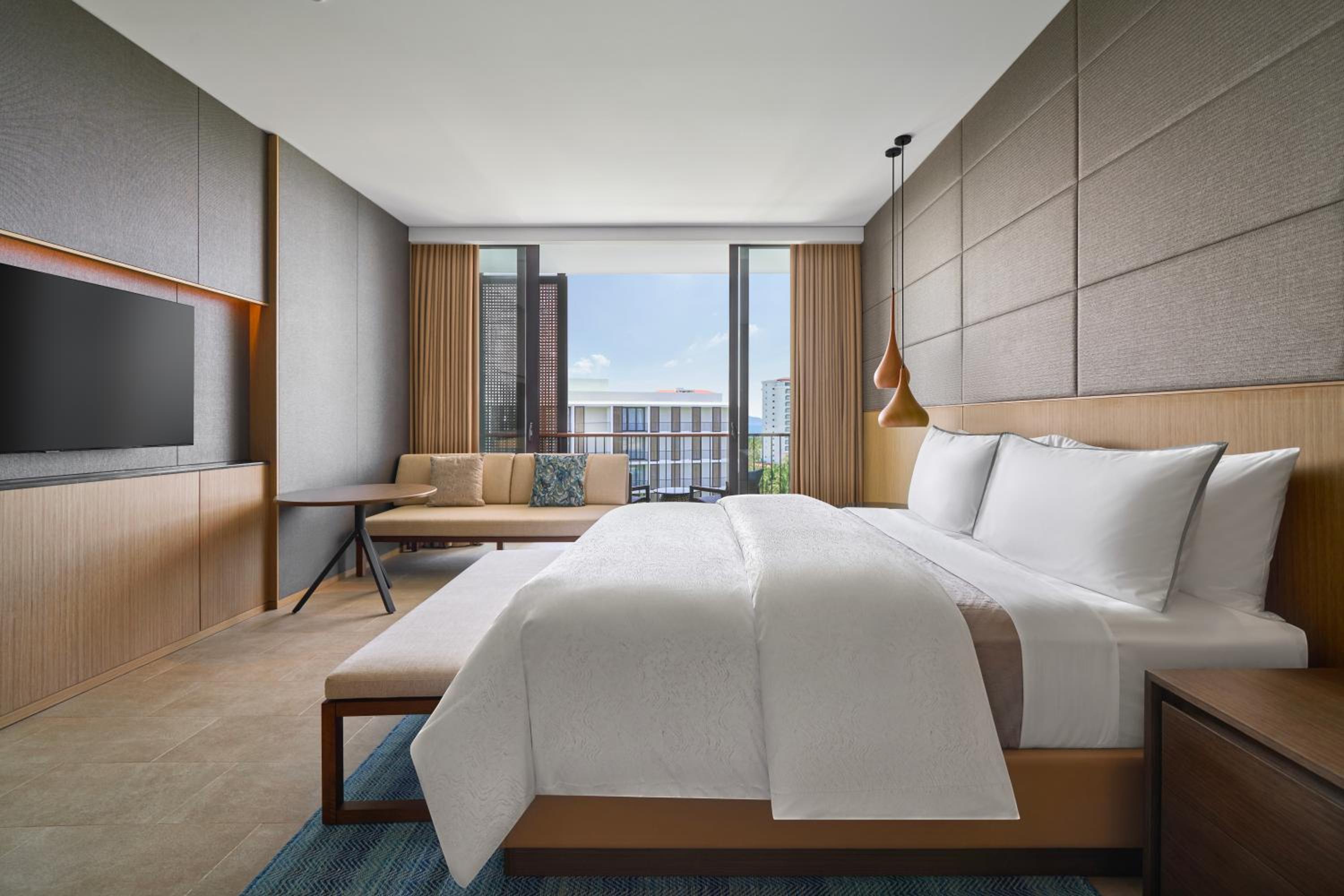 Deluxe Sea View with King Bed and Balcony - Photo 1