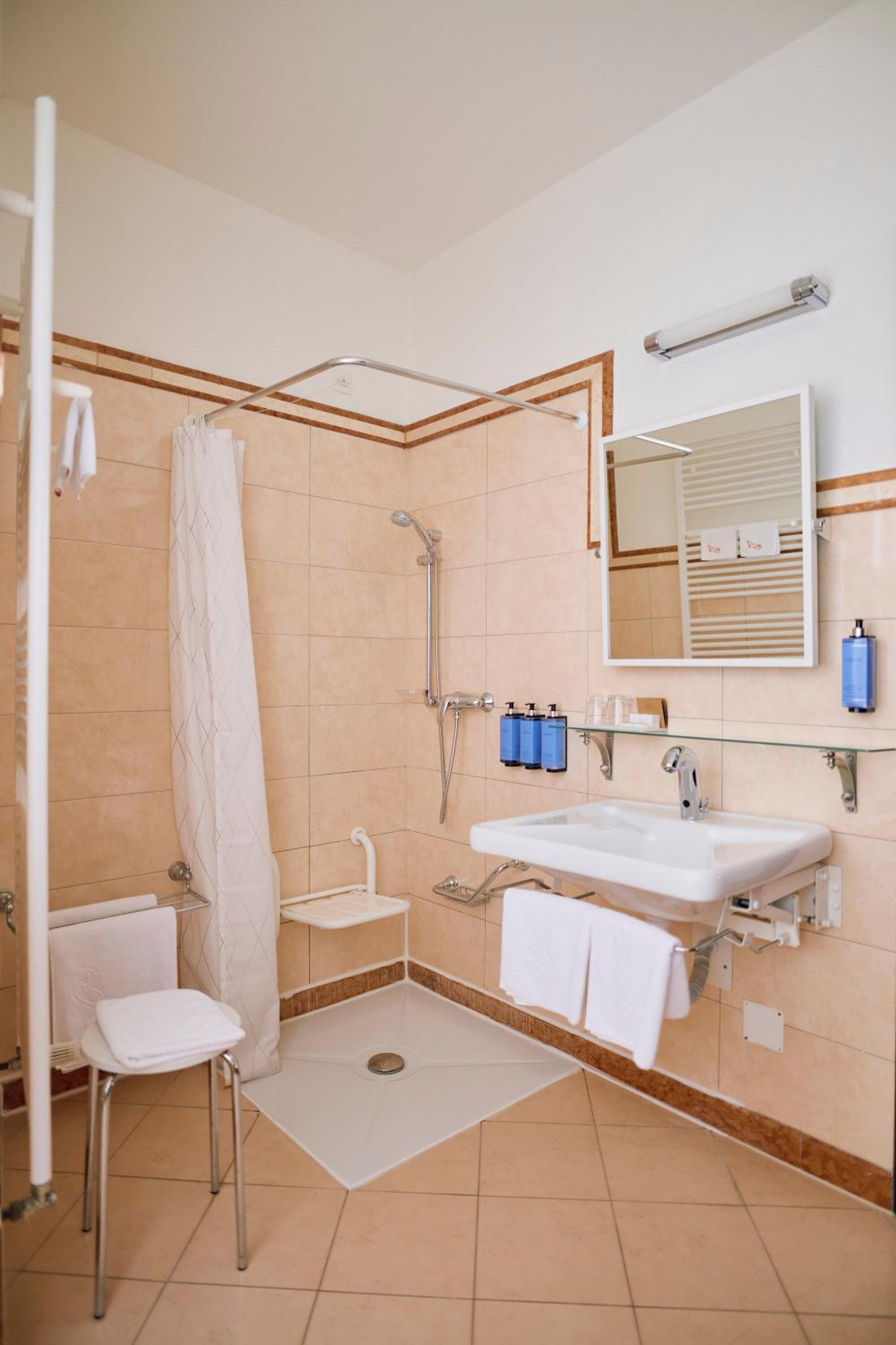 Deluxe Suite with Balcony - Photo 14