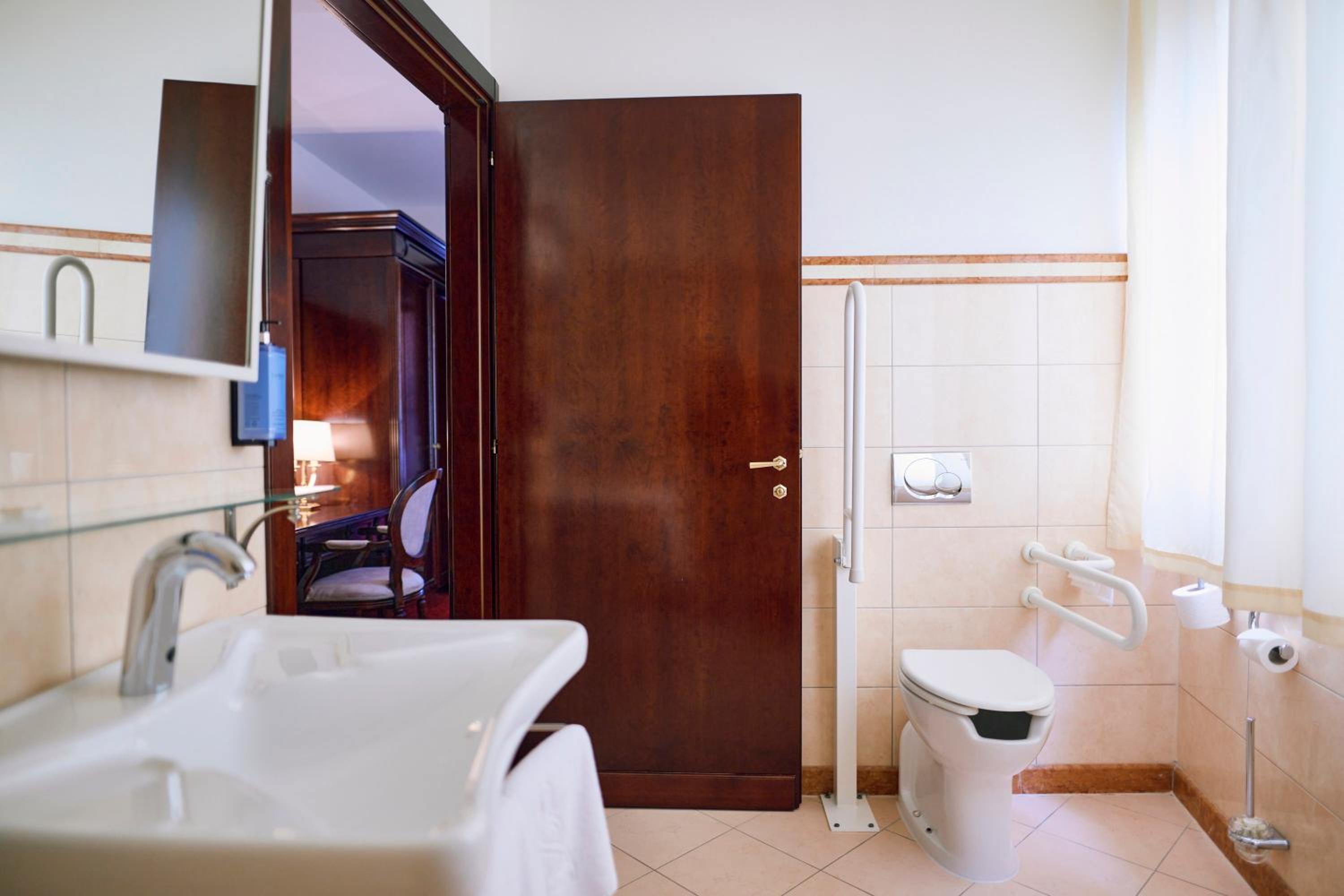 Deluxe Suite with Balcony - Photo 13