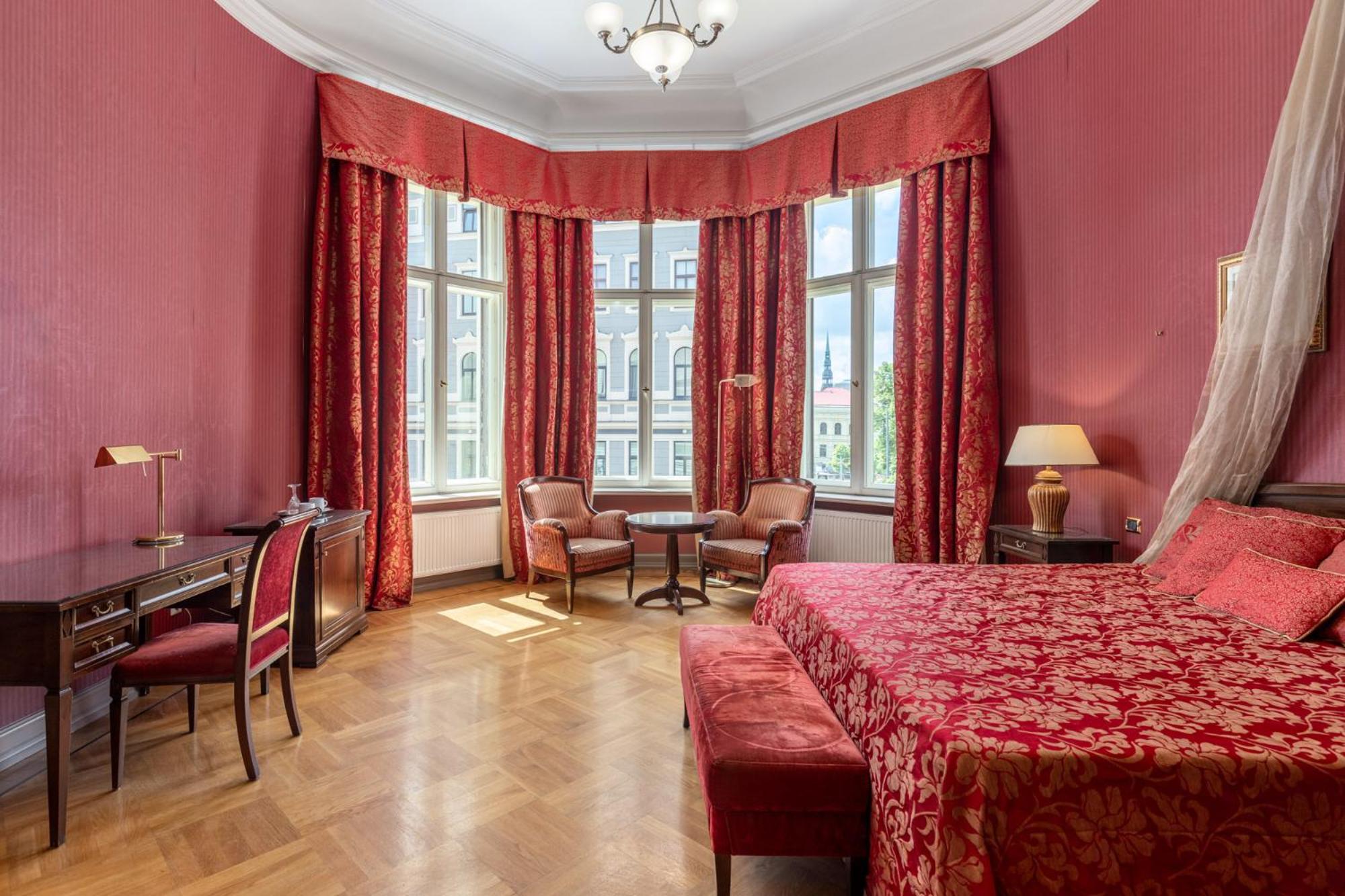 Deluxe King Room photo 1