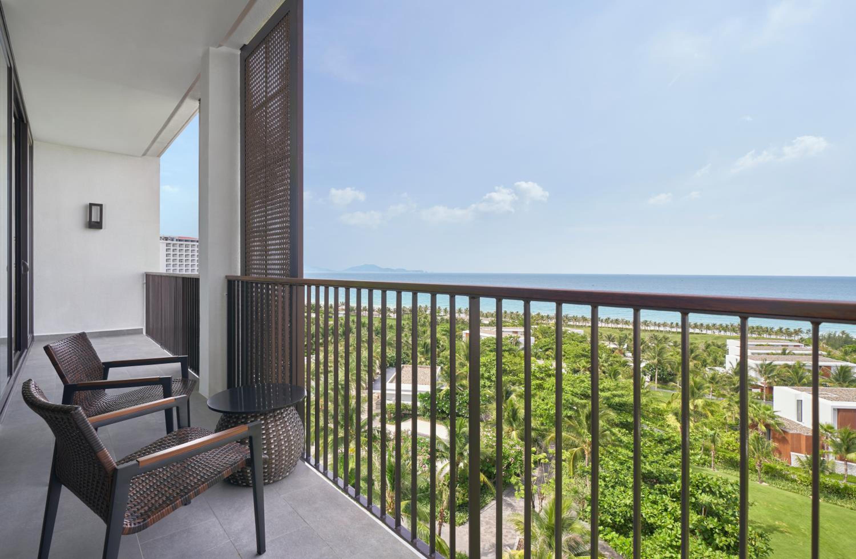 Executive King Suite with Balcony and Sea View - Photo 4