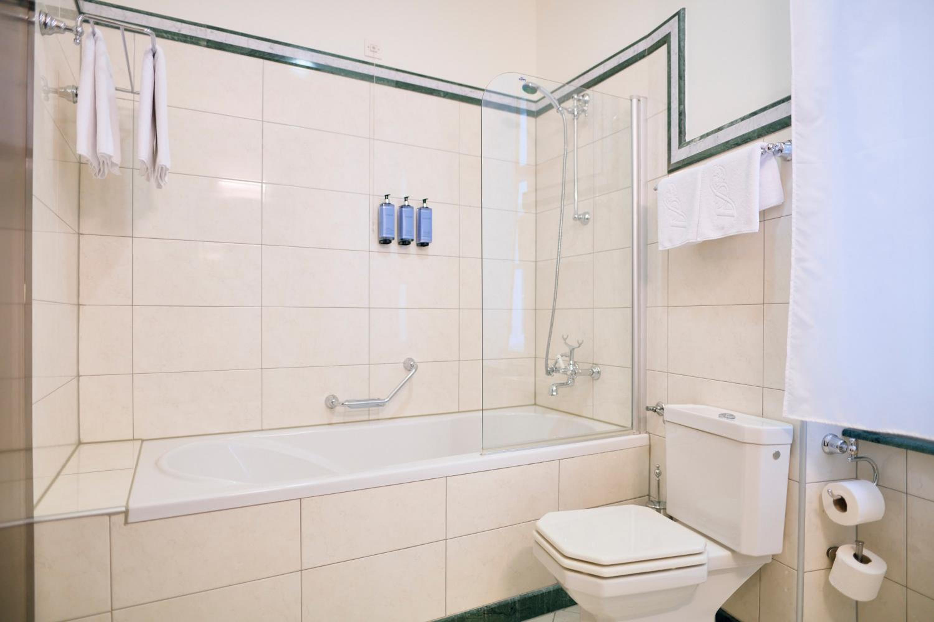 Standard Double or Twin Room - Photo 8