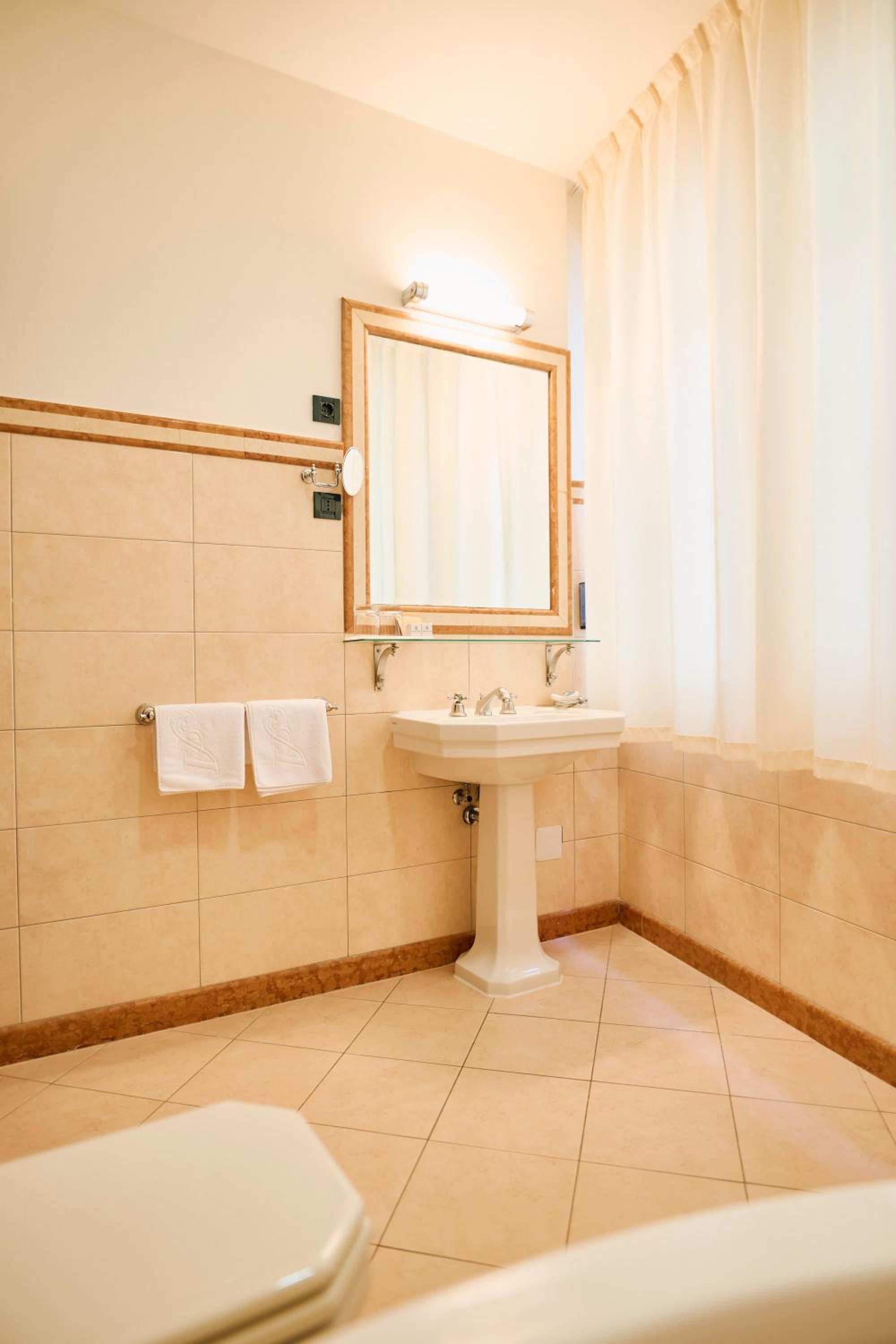 Deluxe Suite with Balcony - Photo 12