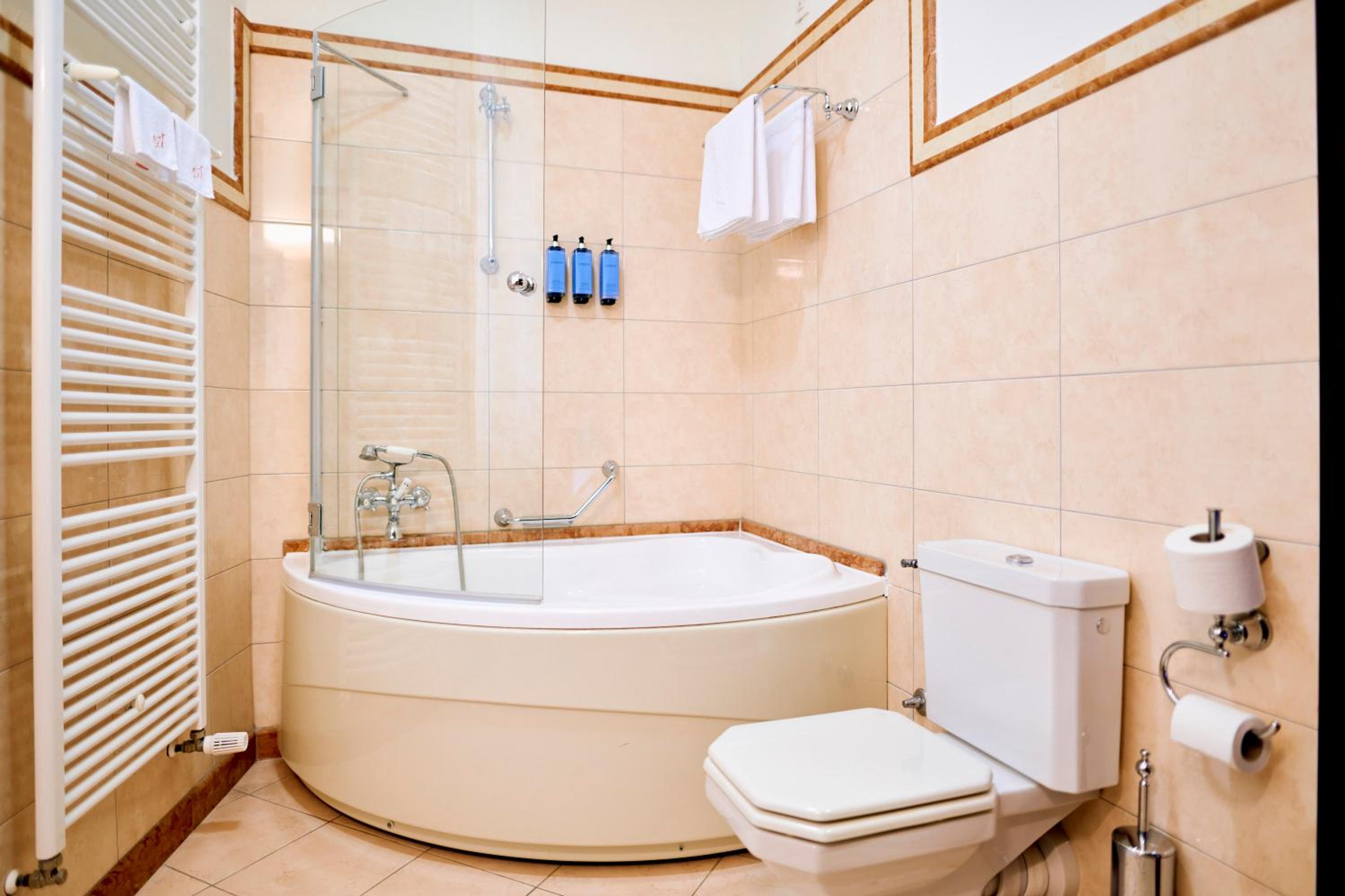 Deluxe Suite with Balcony - Photo 11