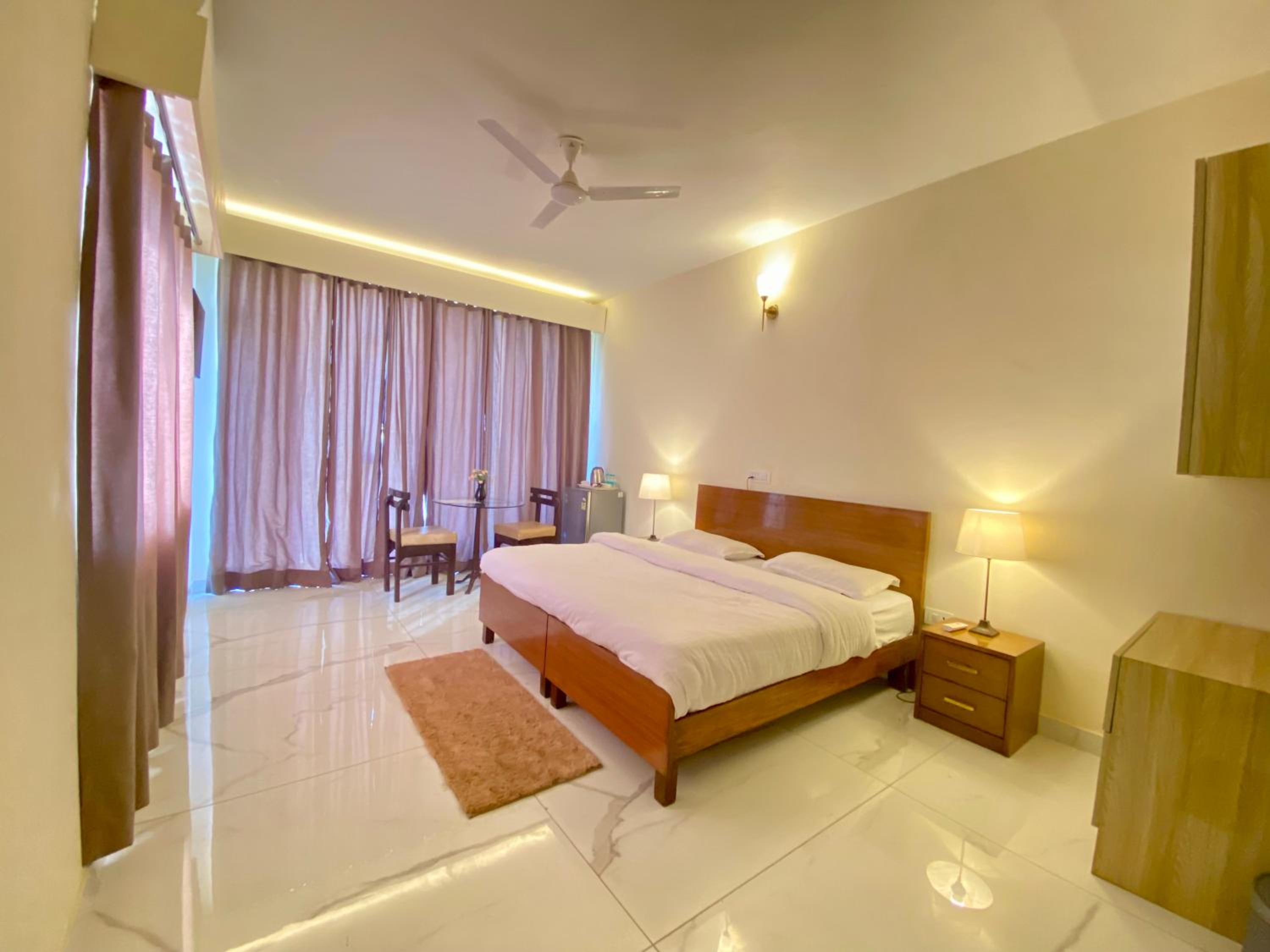 Deluxe Double Room with Balcony photo 3