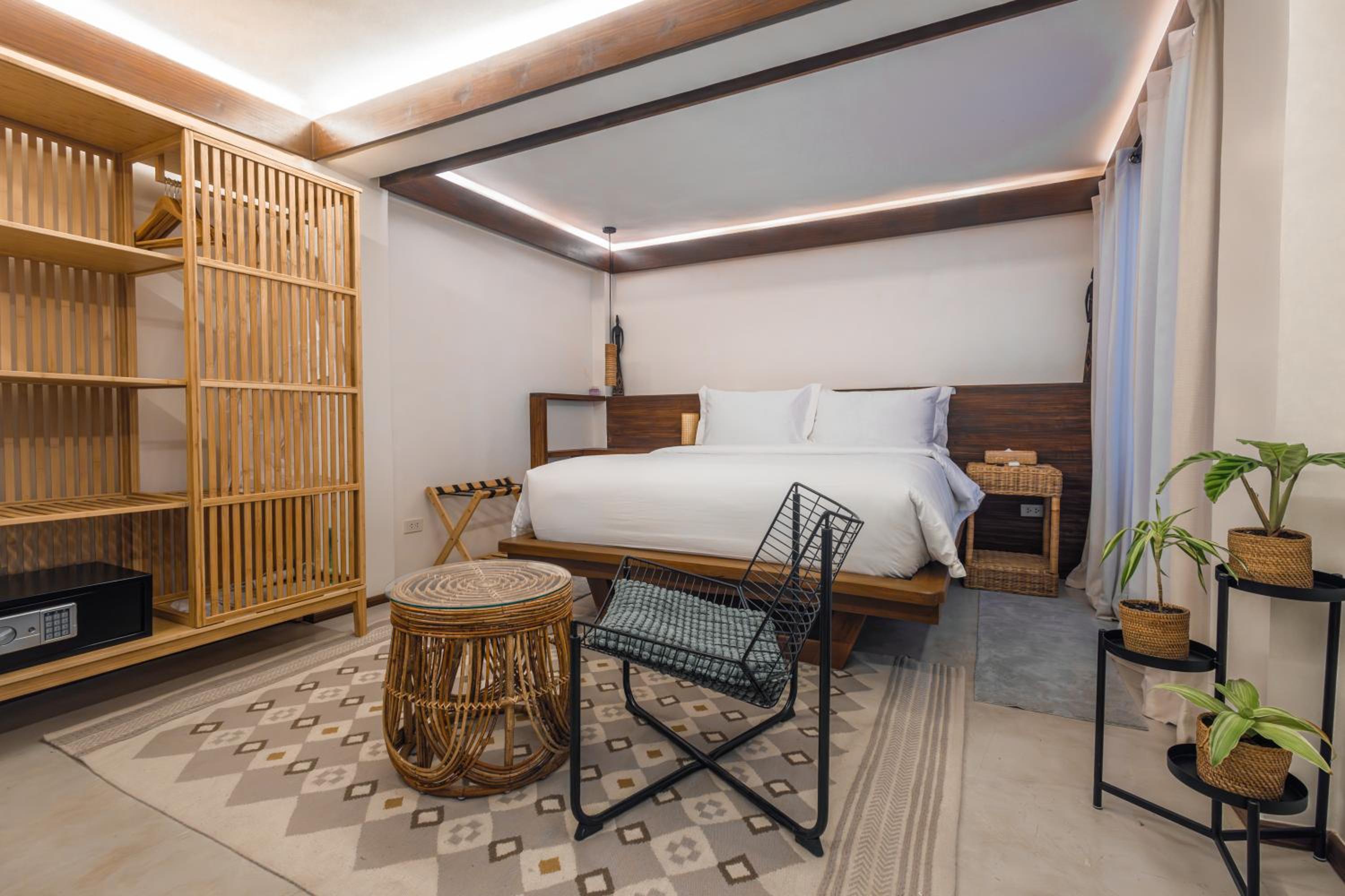 Deluxe Double Room with Side Sea View