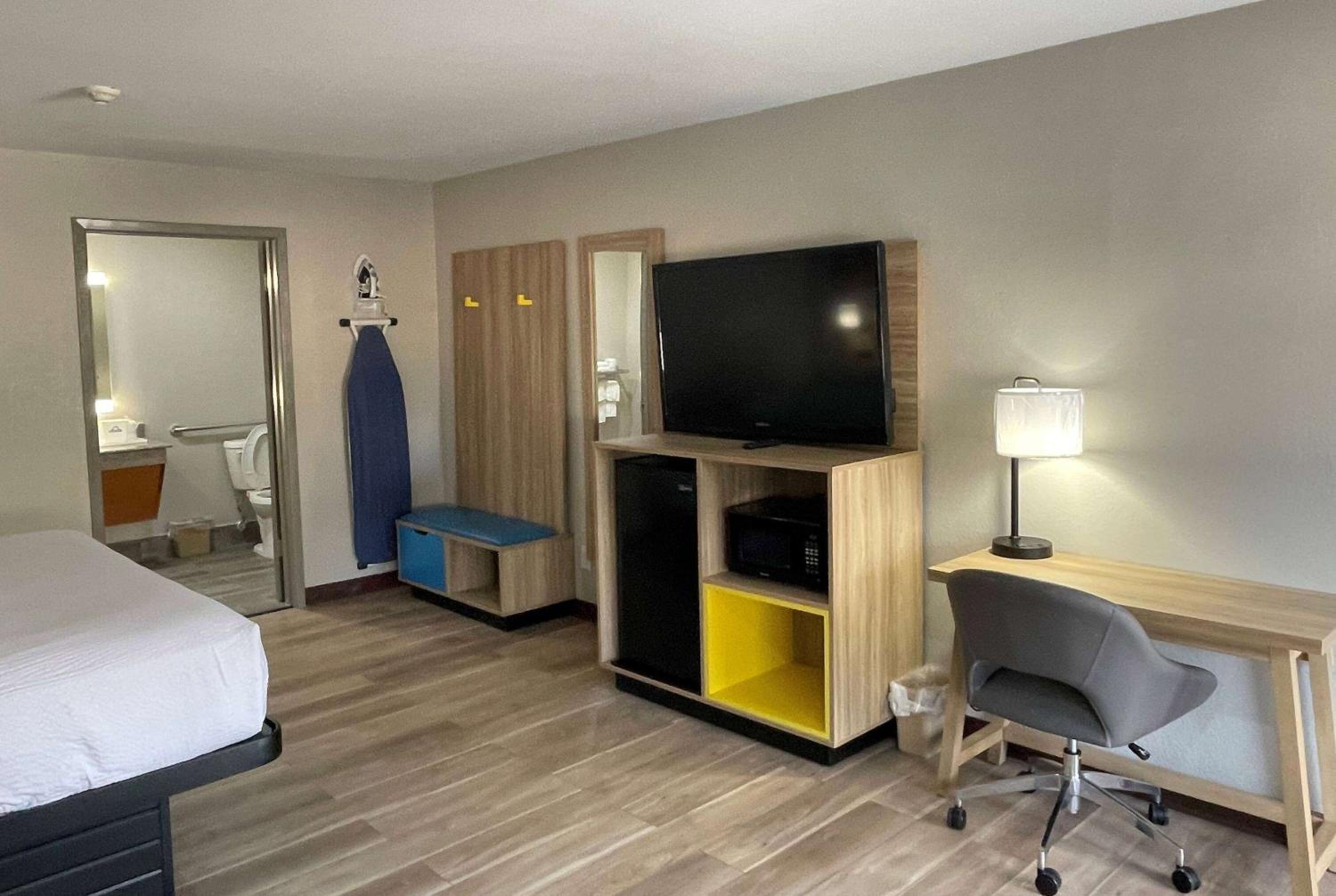 King Room with Roll-In Shower - Mobility Access/Non-Smoking - Photo 1