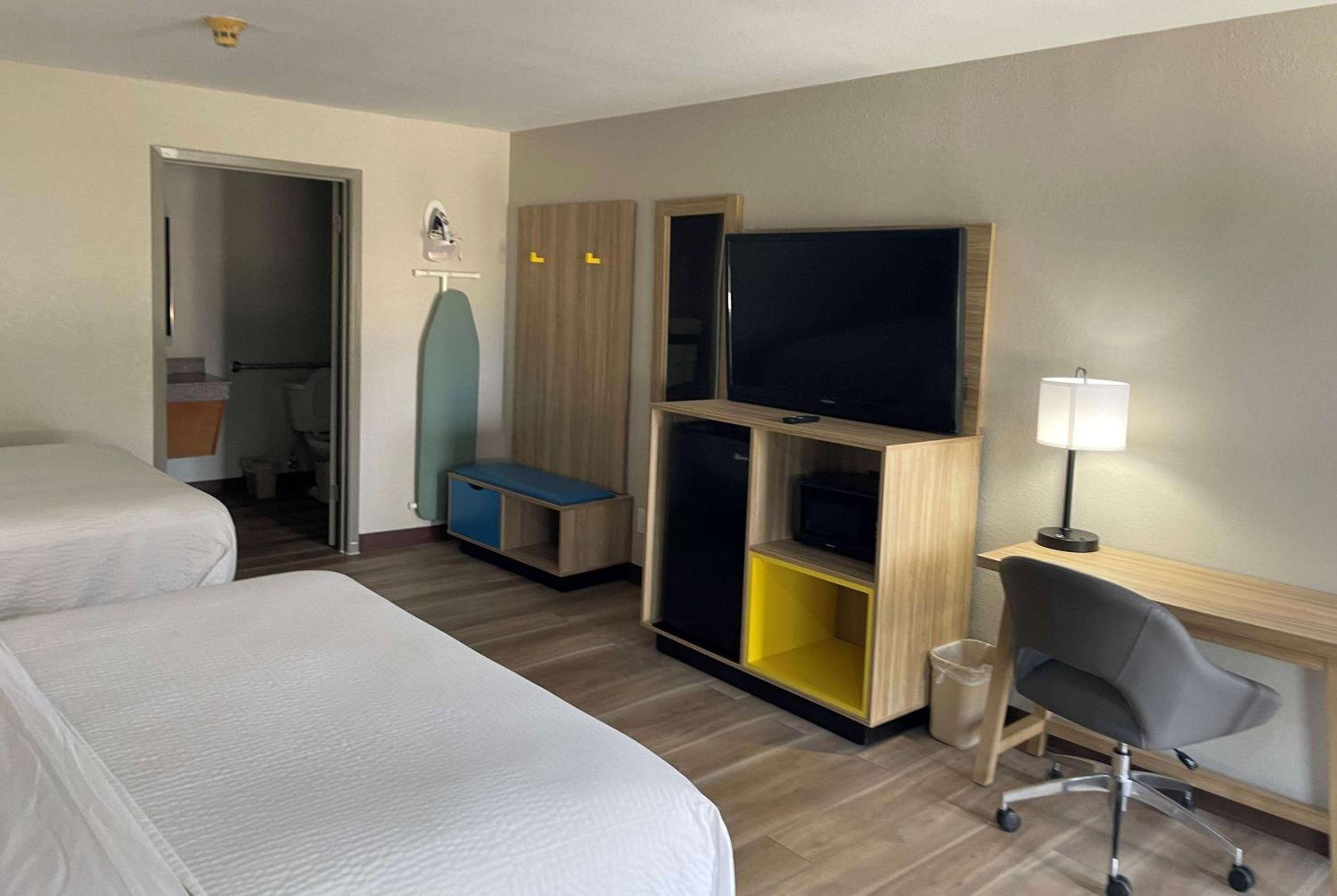 Queen Room with Two Queen Beds and Bath Tub - Mobility Accessible/Non-Smoking - Photo 1