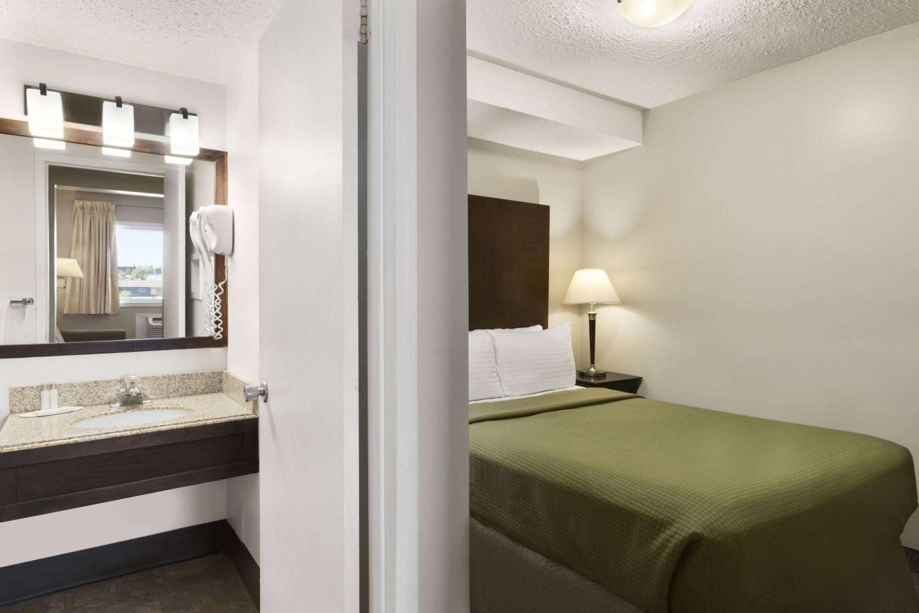 1 Queen Bed And 1 Double Bed, Studio Suite, Non-Smoking