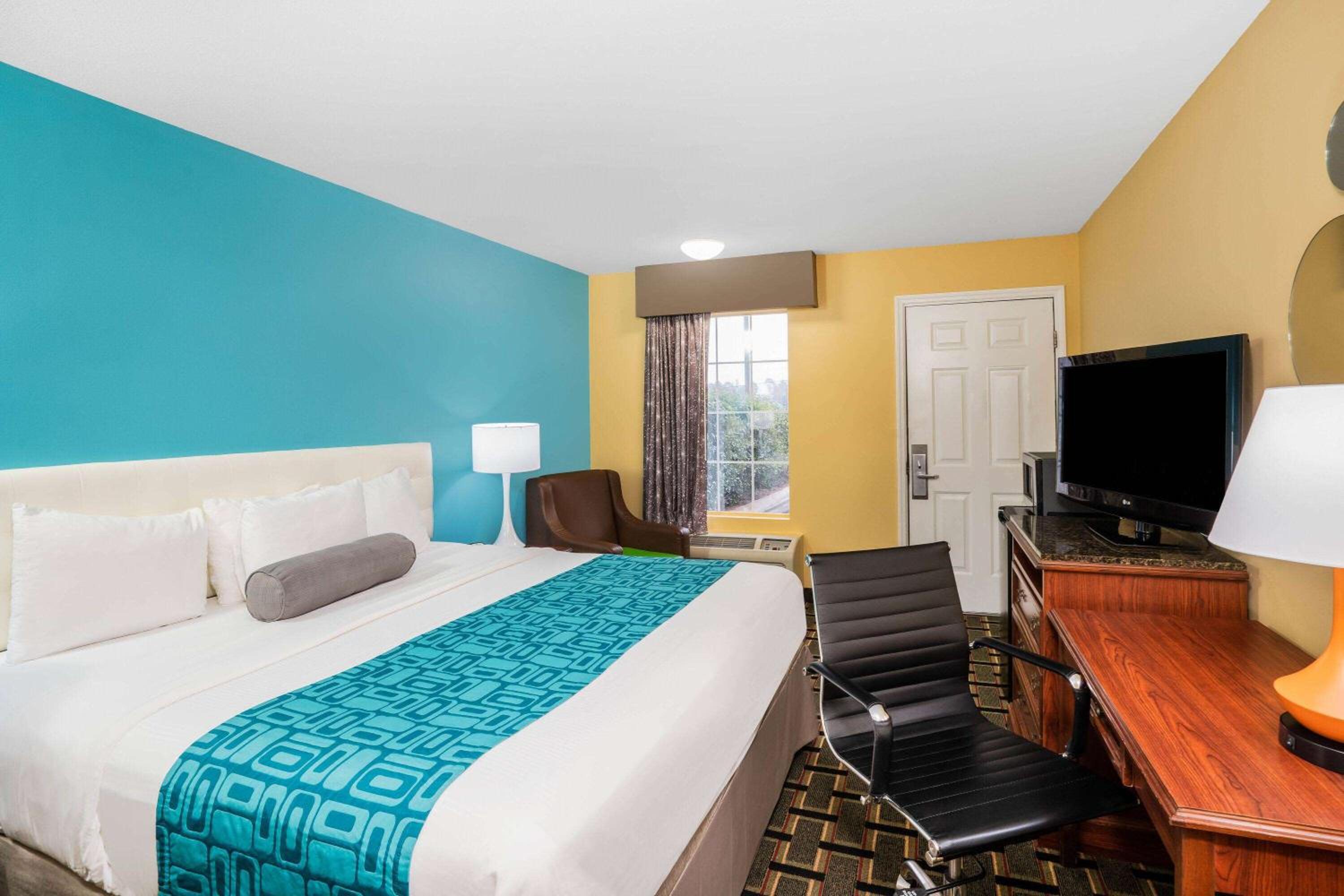 King Room - Disability Access - Non-Smoking - Photo 1