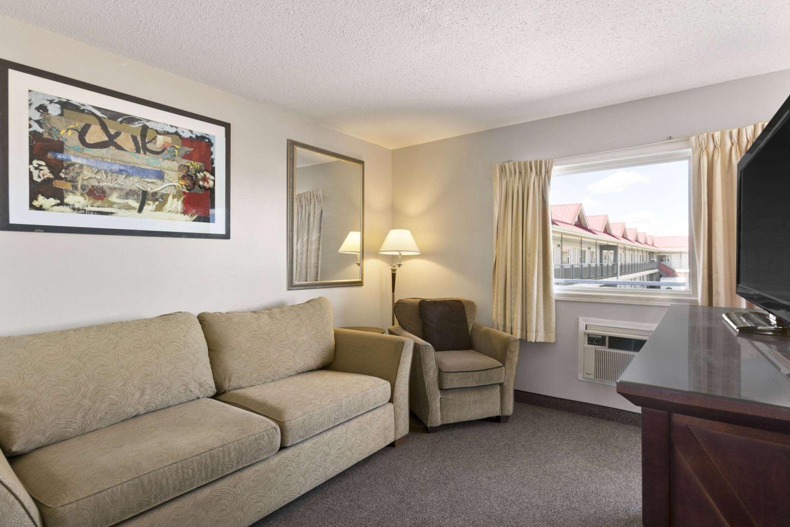 One-Bedroom King Suite - Non-Smoking